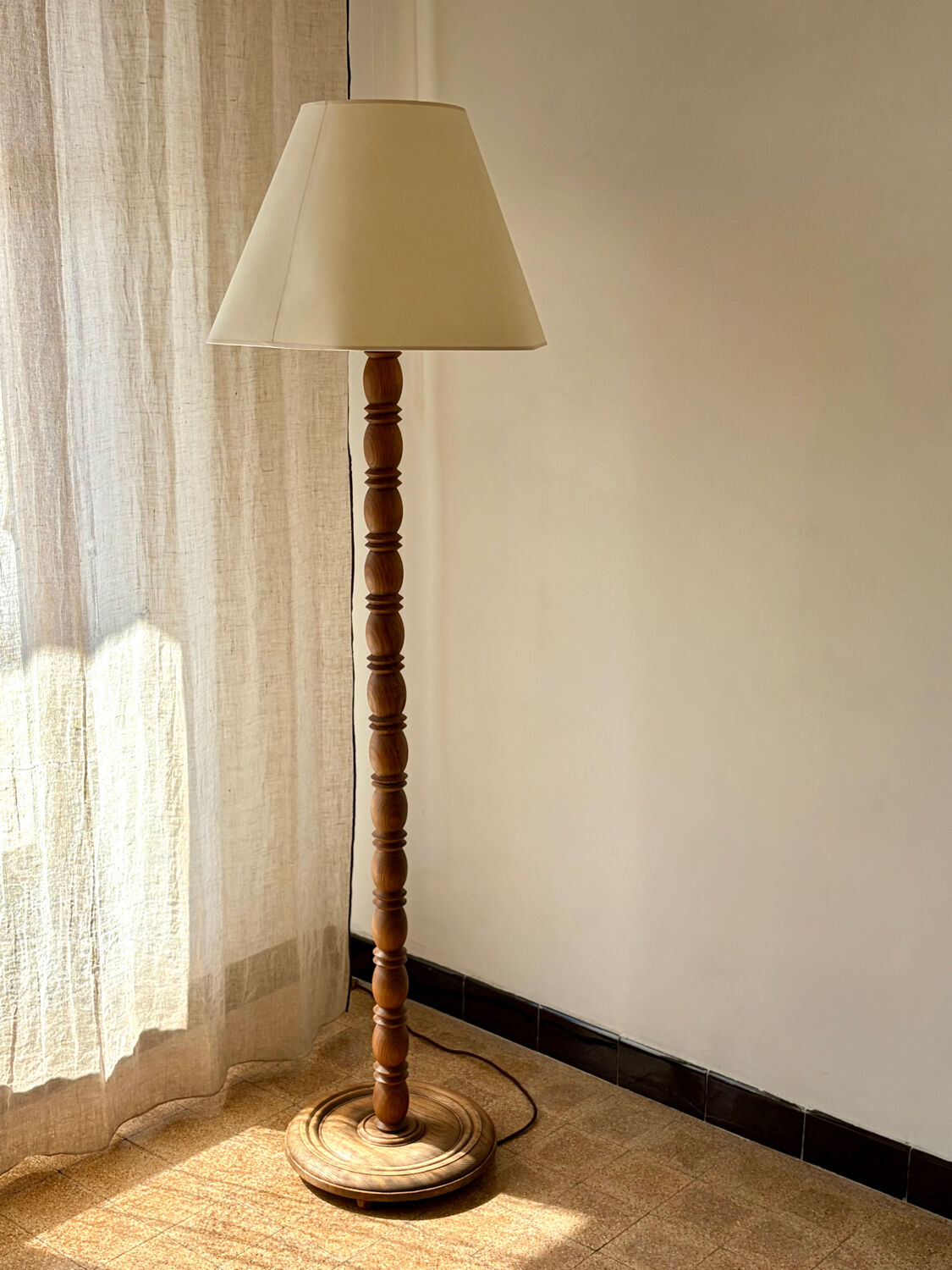 Lampadaire en bois tourné