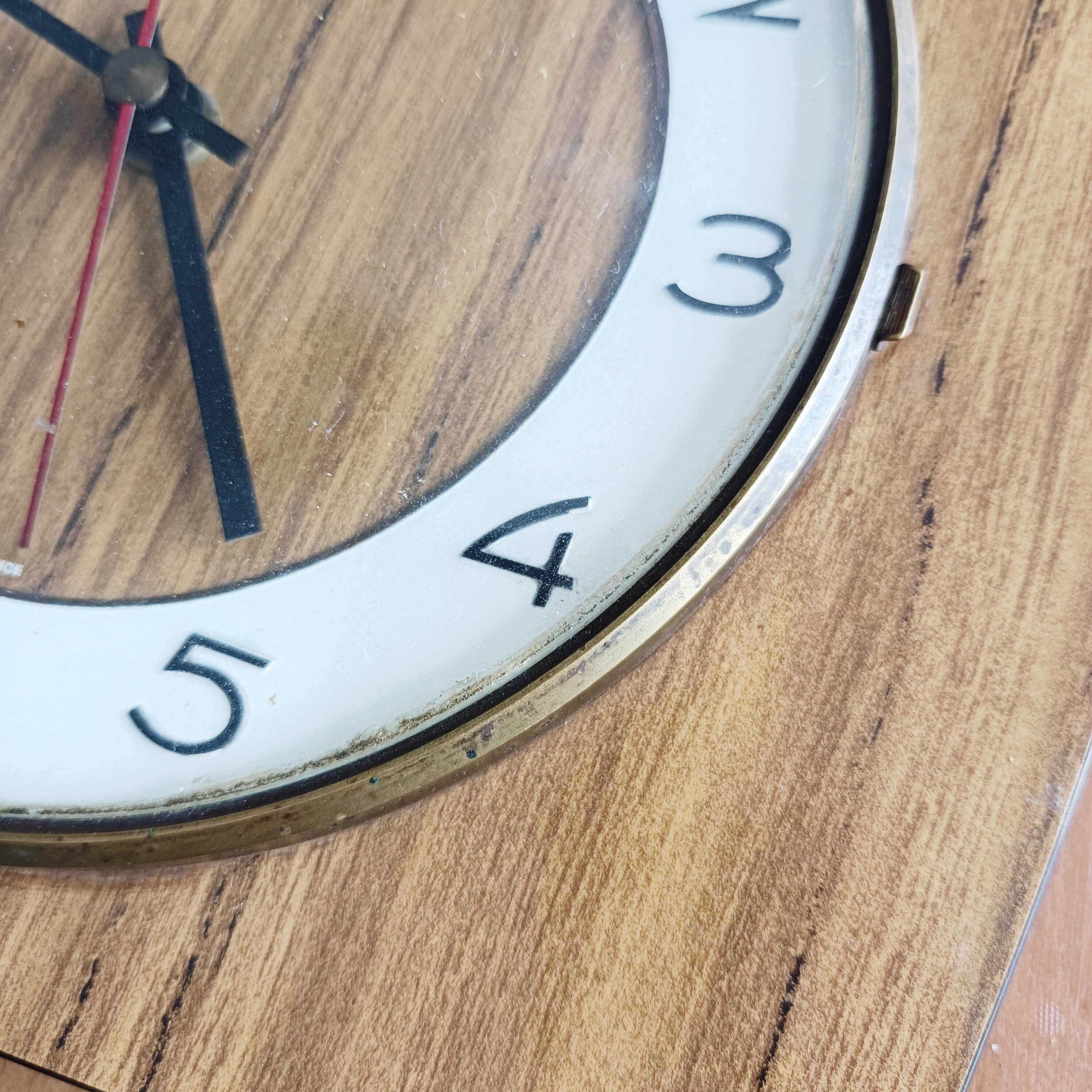 Flash clock transistor in formica