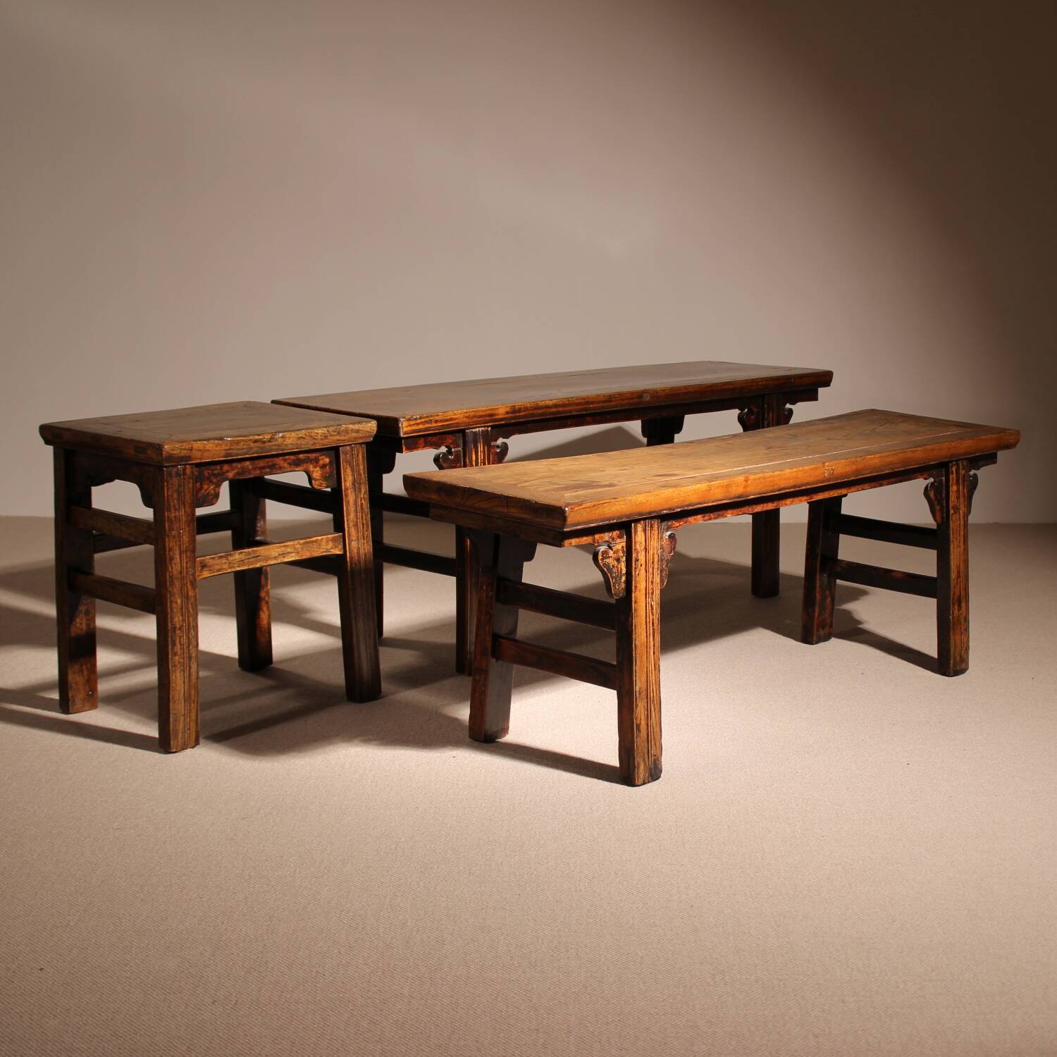 Ensemble de banc, tabouret et table basse 'Wabi Sabi' primitif en chêne massif.