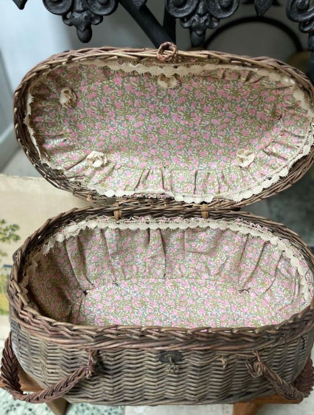 Bressan basket in old wicker, with handles and closure