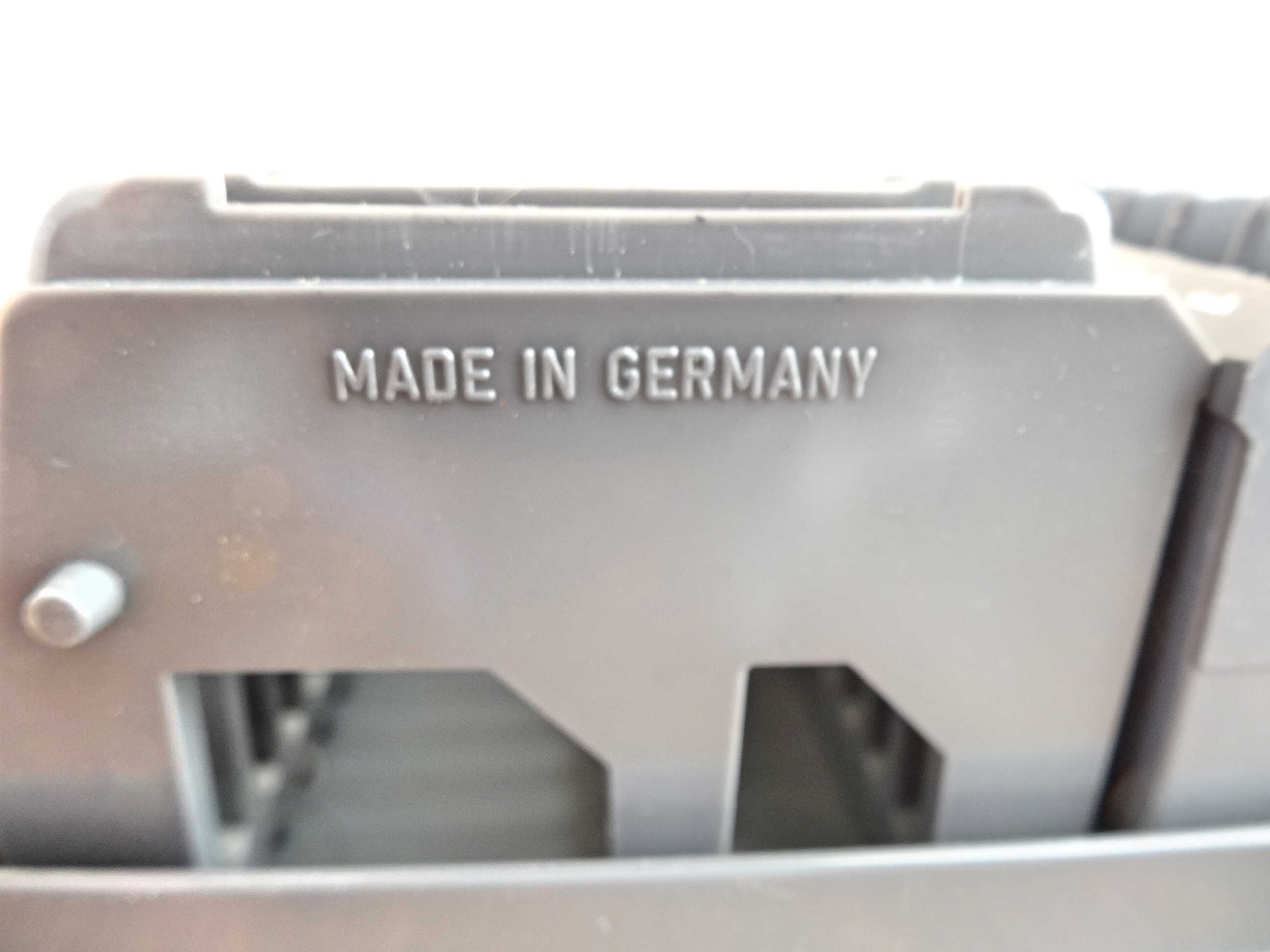 Voigtländer VP135 AF slide projector with manual and two magazines