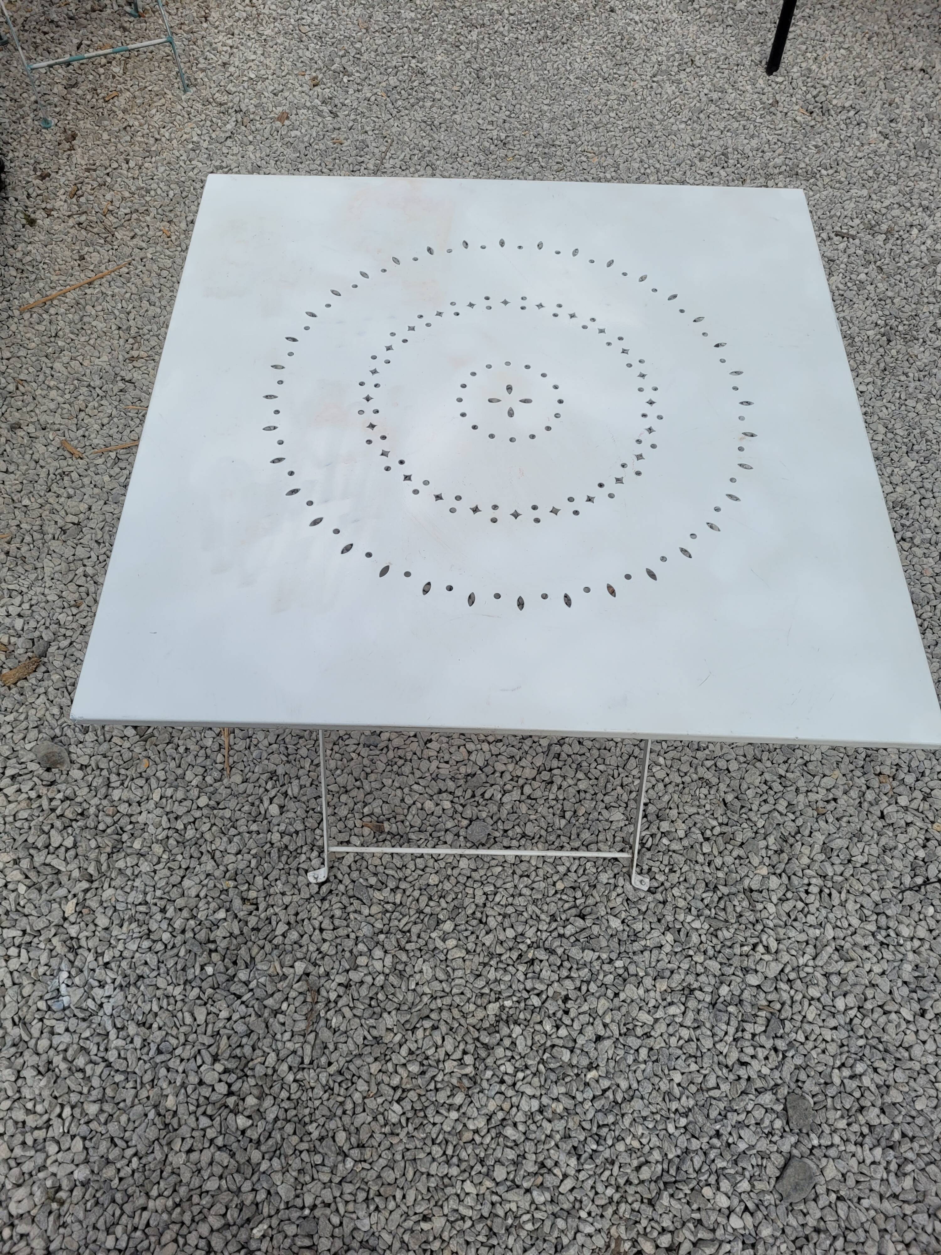 Folding garden table