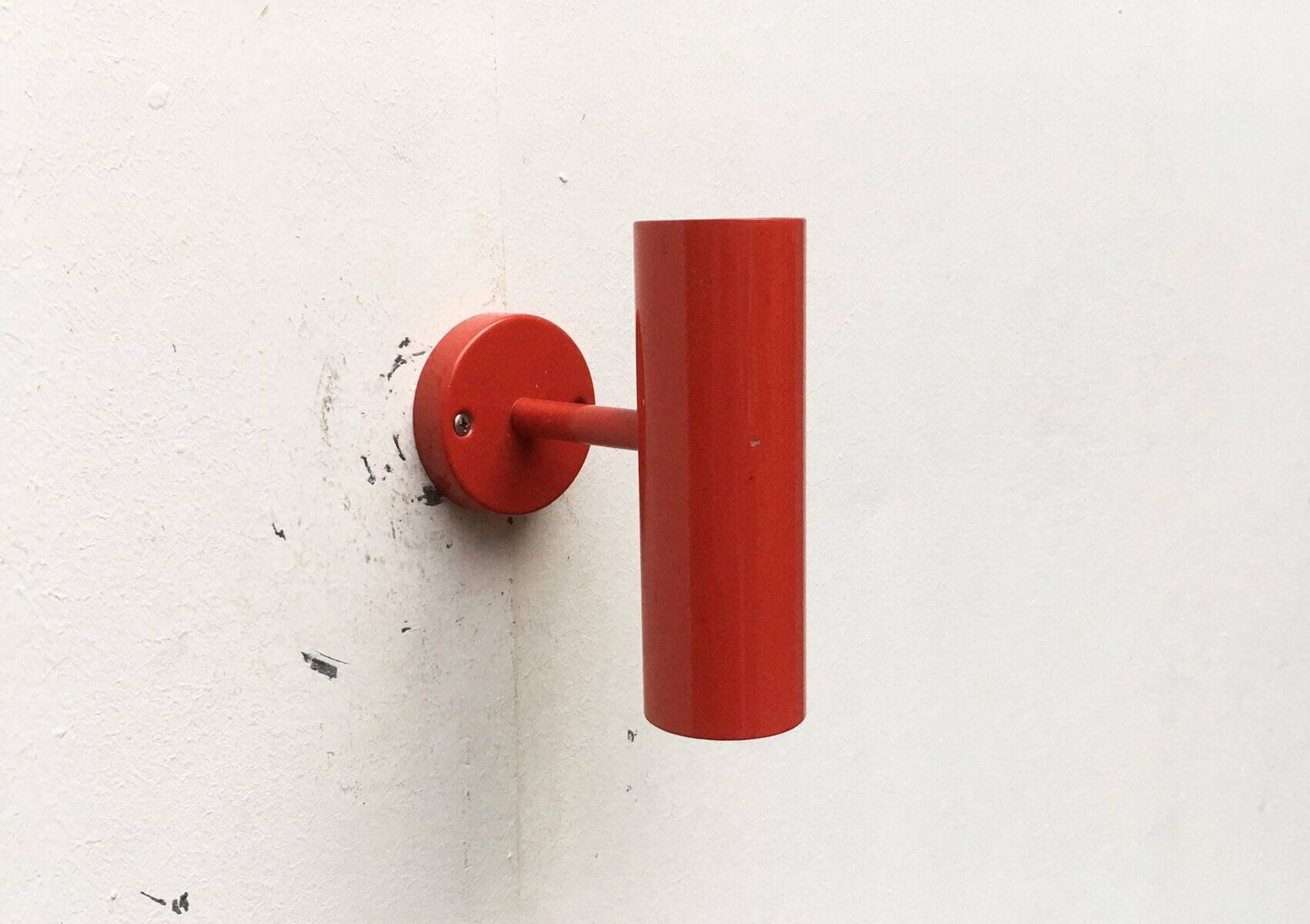 Paire d'appliques rouges minimalistes du milieu du siècle