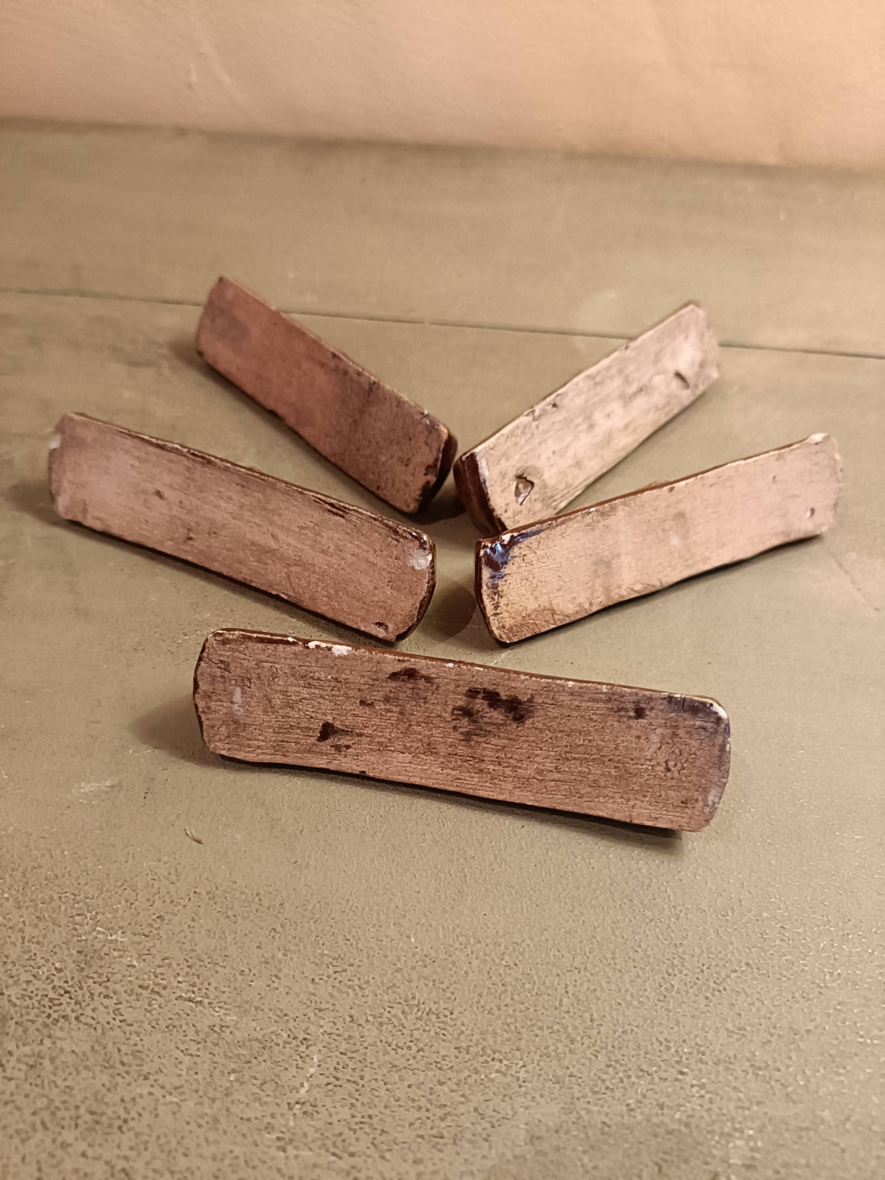 Ceramic slipware knife rest