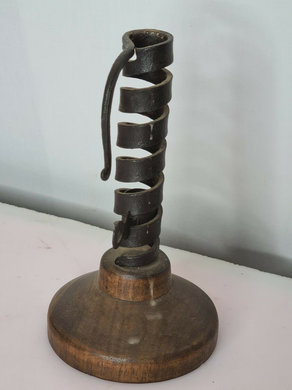 Bougeoir avec en poussoir en fer et bois