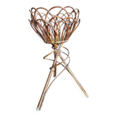 Panier porte pot de fleurs tripode en osier tourné vers 1960