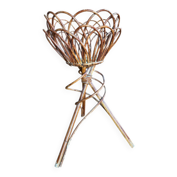 Panier porte pot de fleurs tripode en osier tourné vers 1960