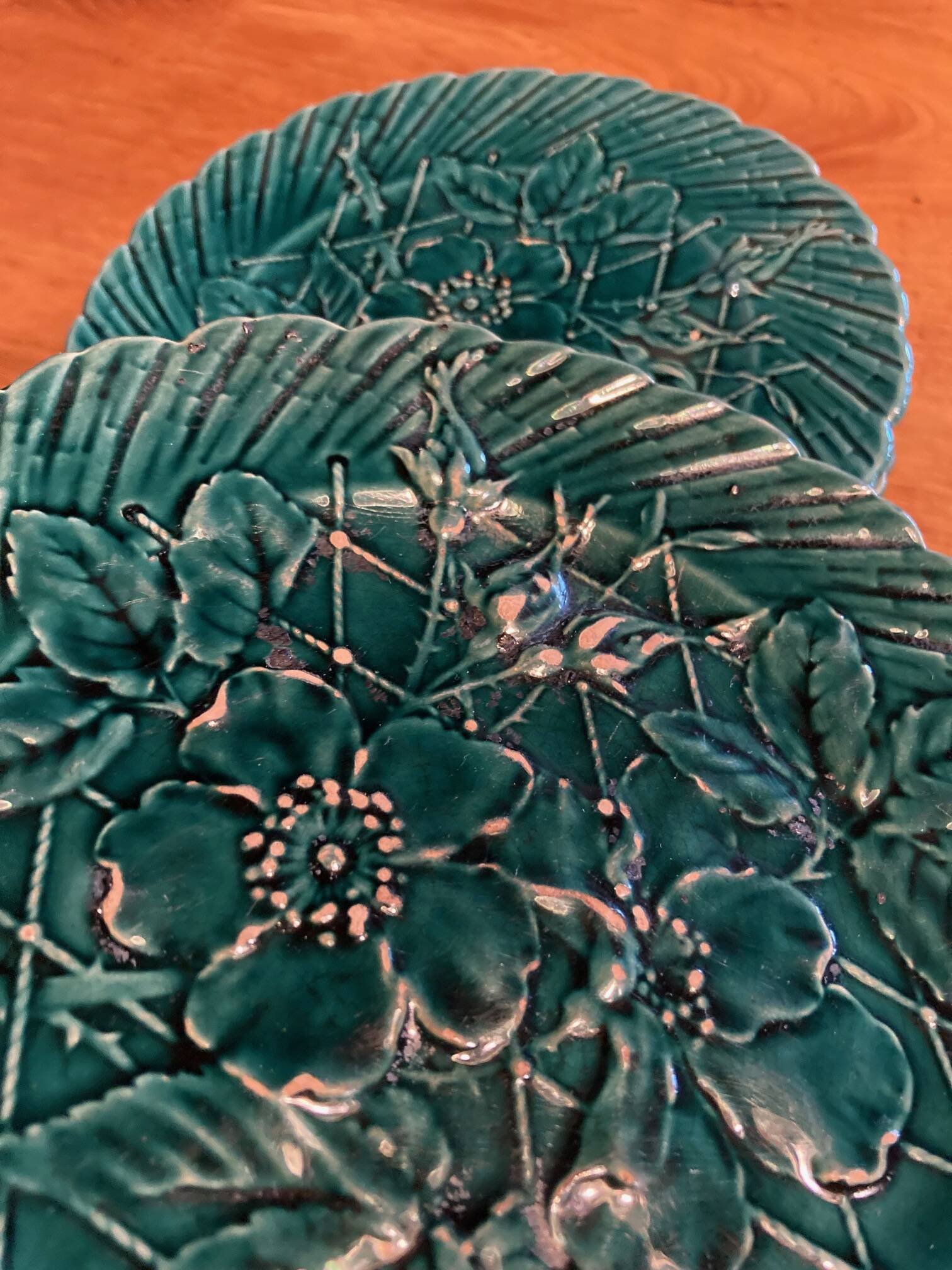 Set of 10 green earthenware dessert plates with a finely embossed floral pattern