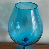 Vase bleu sur pied