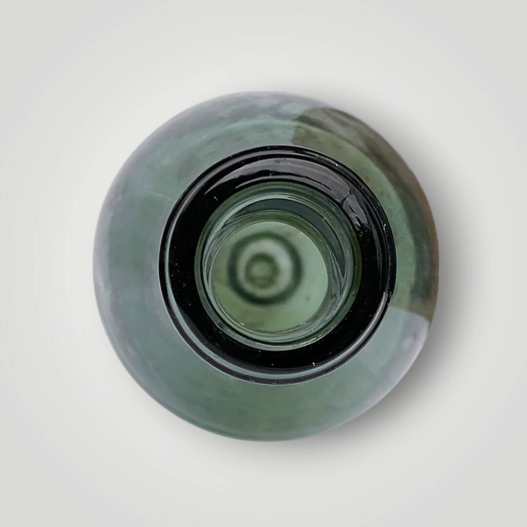 Ancienne grande bouteille artisanale en verre soufflé vert – H50 cm