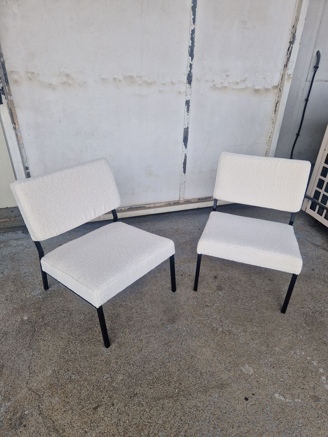 Paire de Fauteuils Fireside en métal et tissus bouclette par Pierre Guariche pour Airborne, 1960