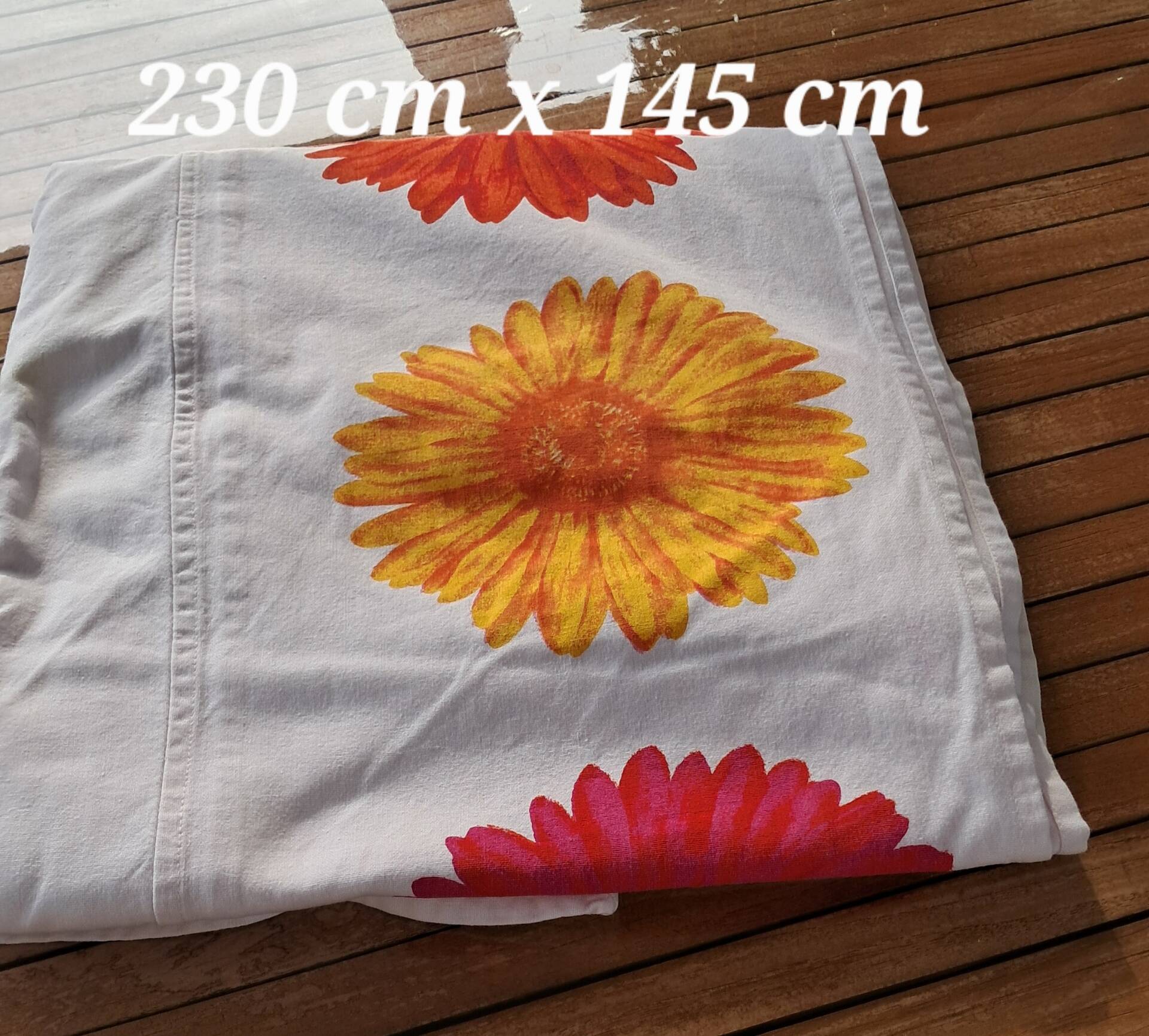 Vintage Flower Power tablecloth with large floral patterns — 1970s