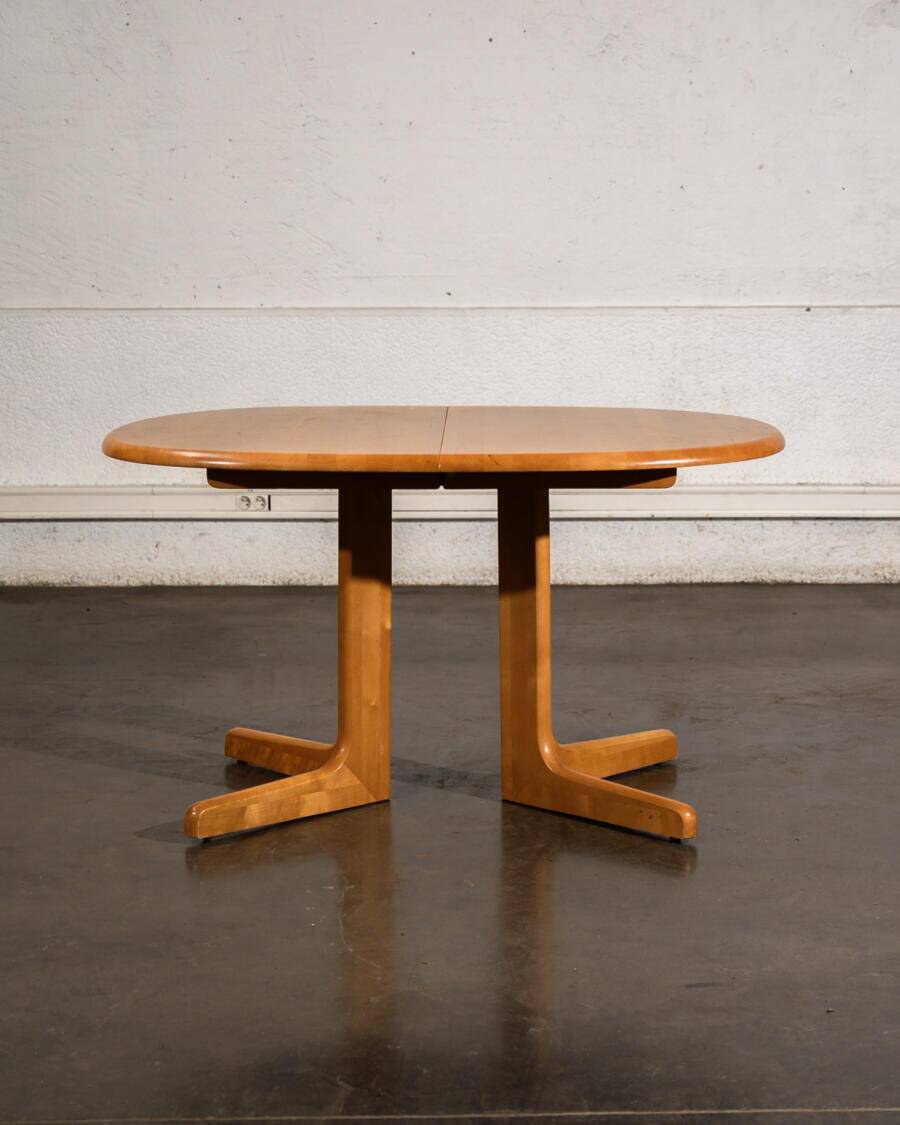 Oval dining table with 2 extensions.