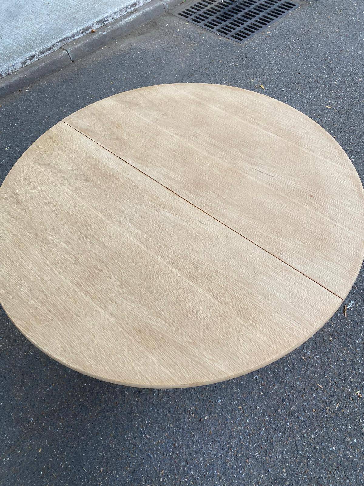 Renovated Scandinavian dining table in solid oak with a central leg from the 1970s.