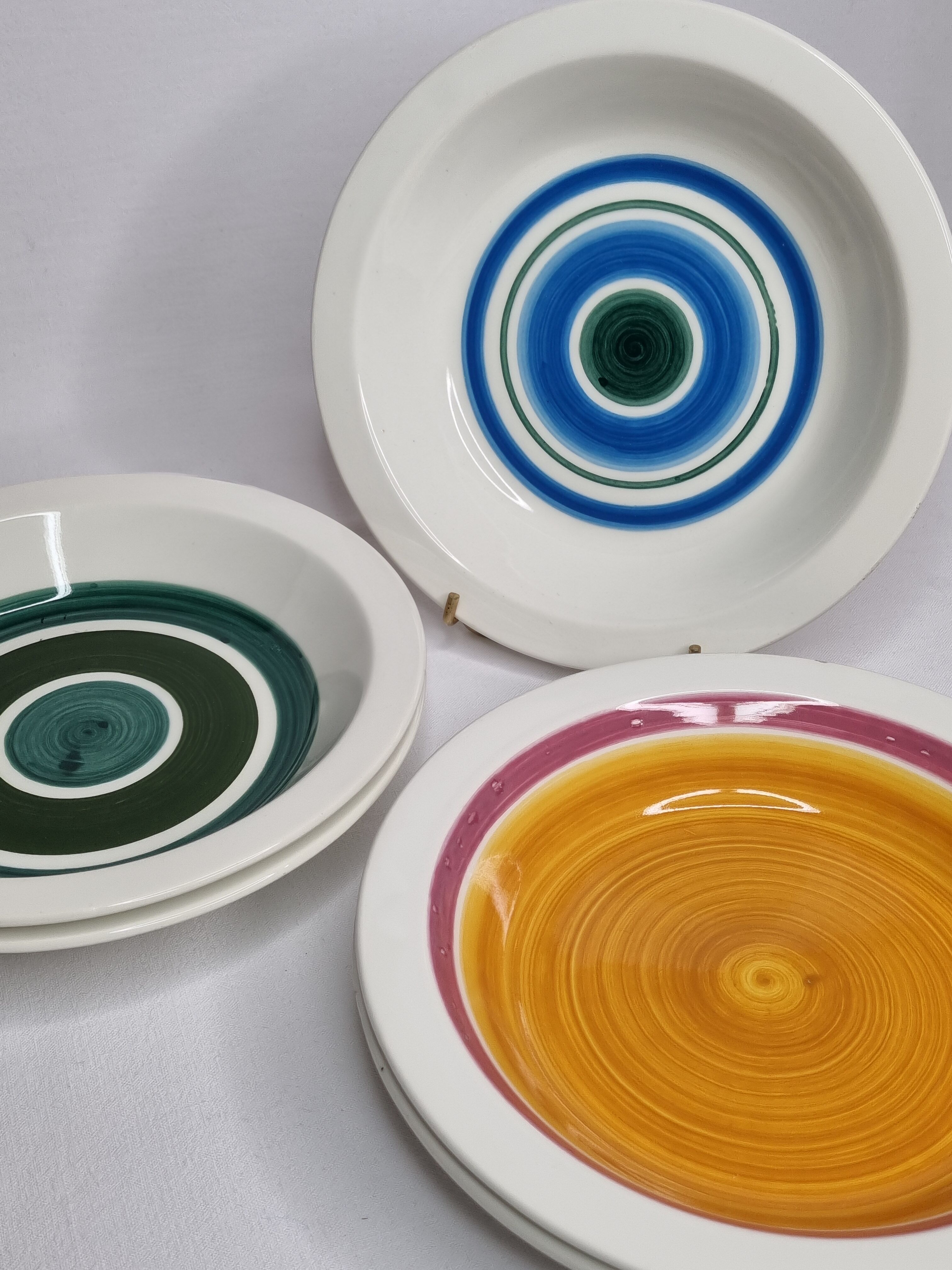 Mismatched service, five hand-painted plates from the Gien earthenware factory, unique models
