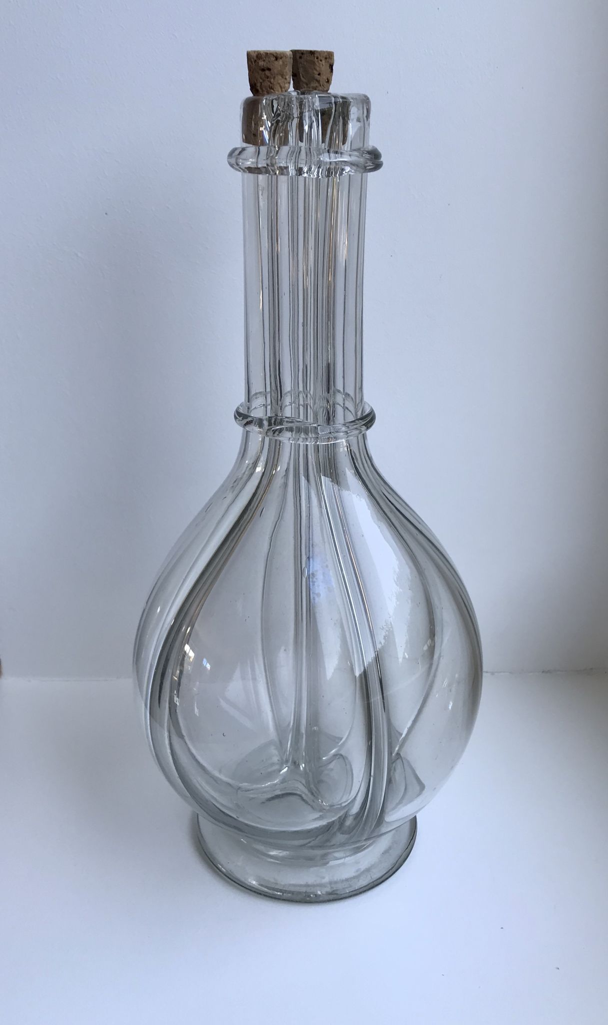 Carafe à liqueur à compartiments en verre moulé début XXème
