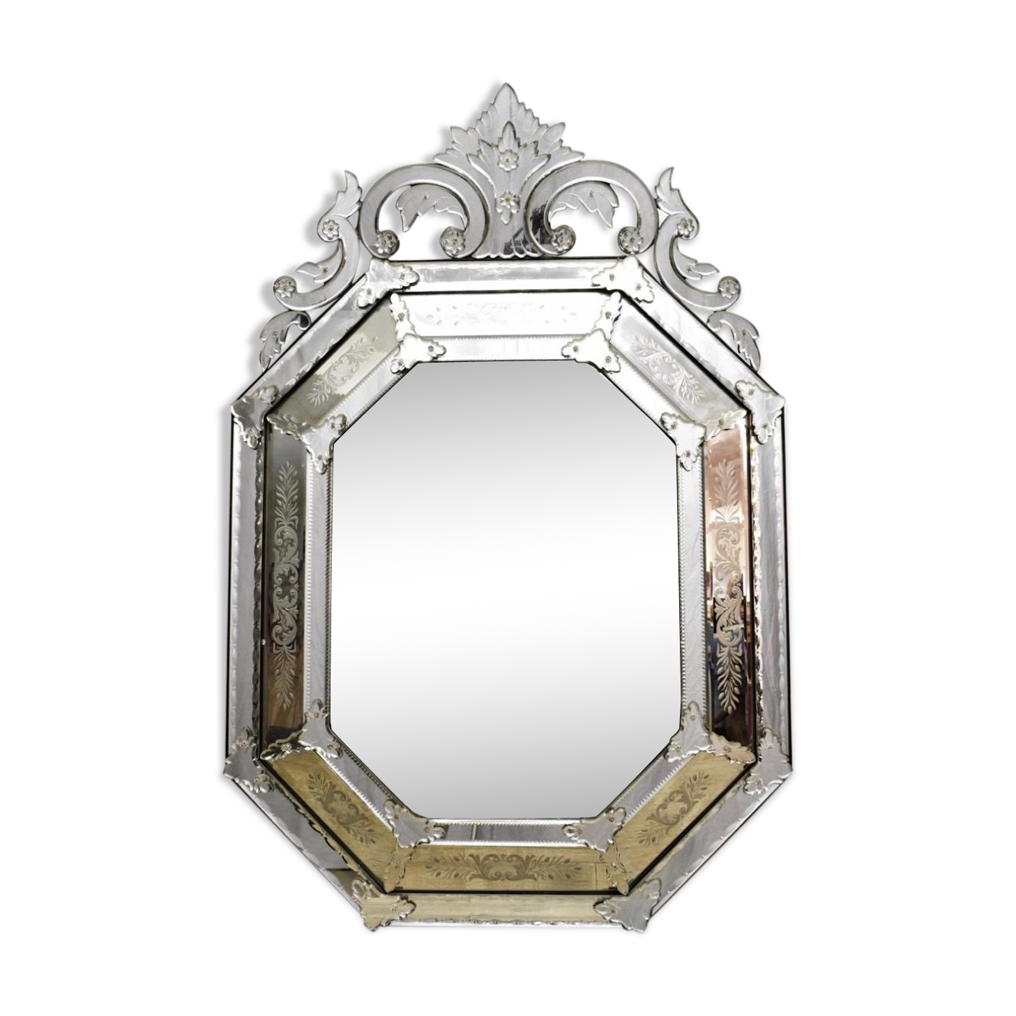 Venitien mirror with a pediment 94x138cm