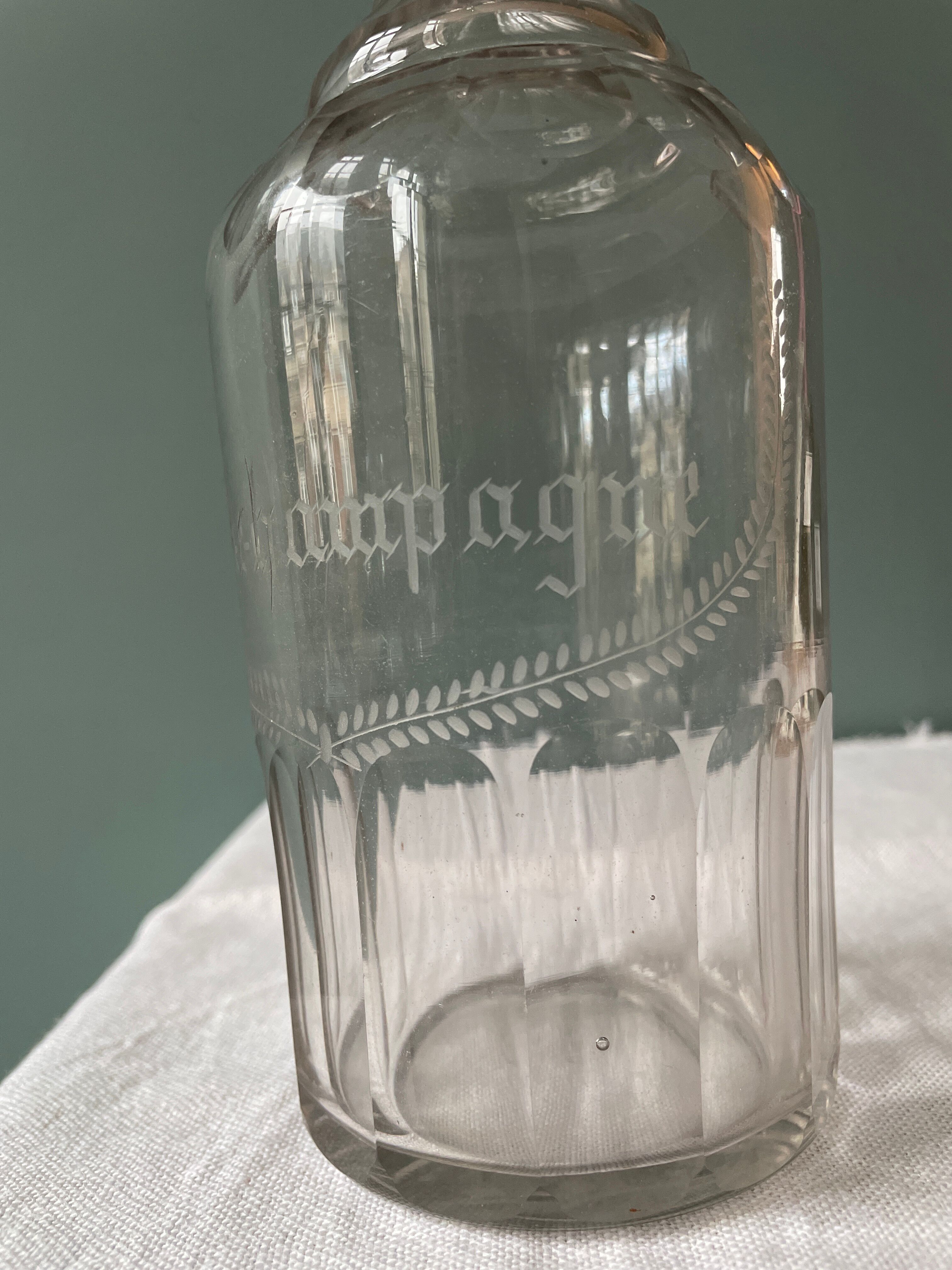 Old decanter nineteenth "Fine-Champagne" in blown glass
