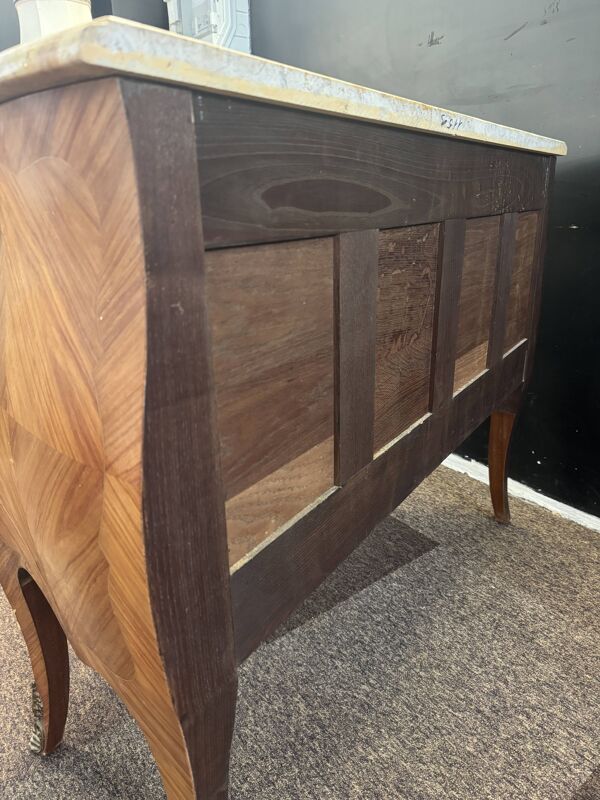 Commode galbée marquetée – plateau marbre