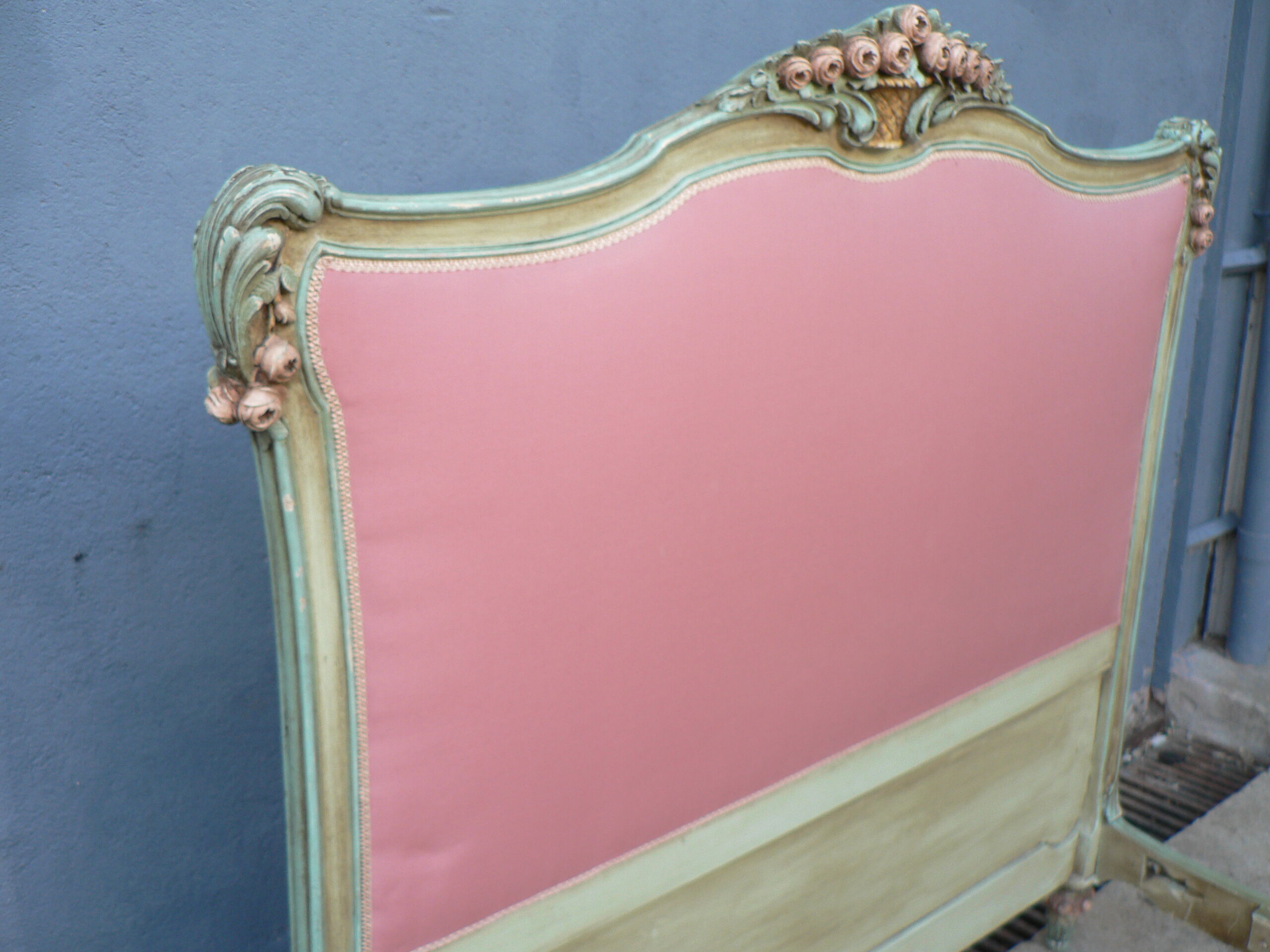 Lit capitonné style Louis XV