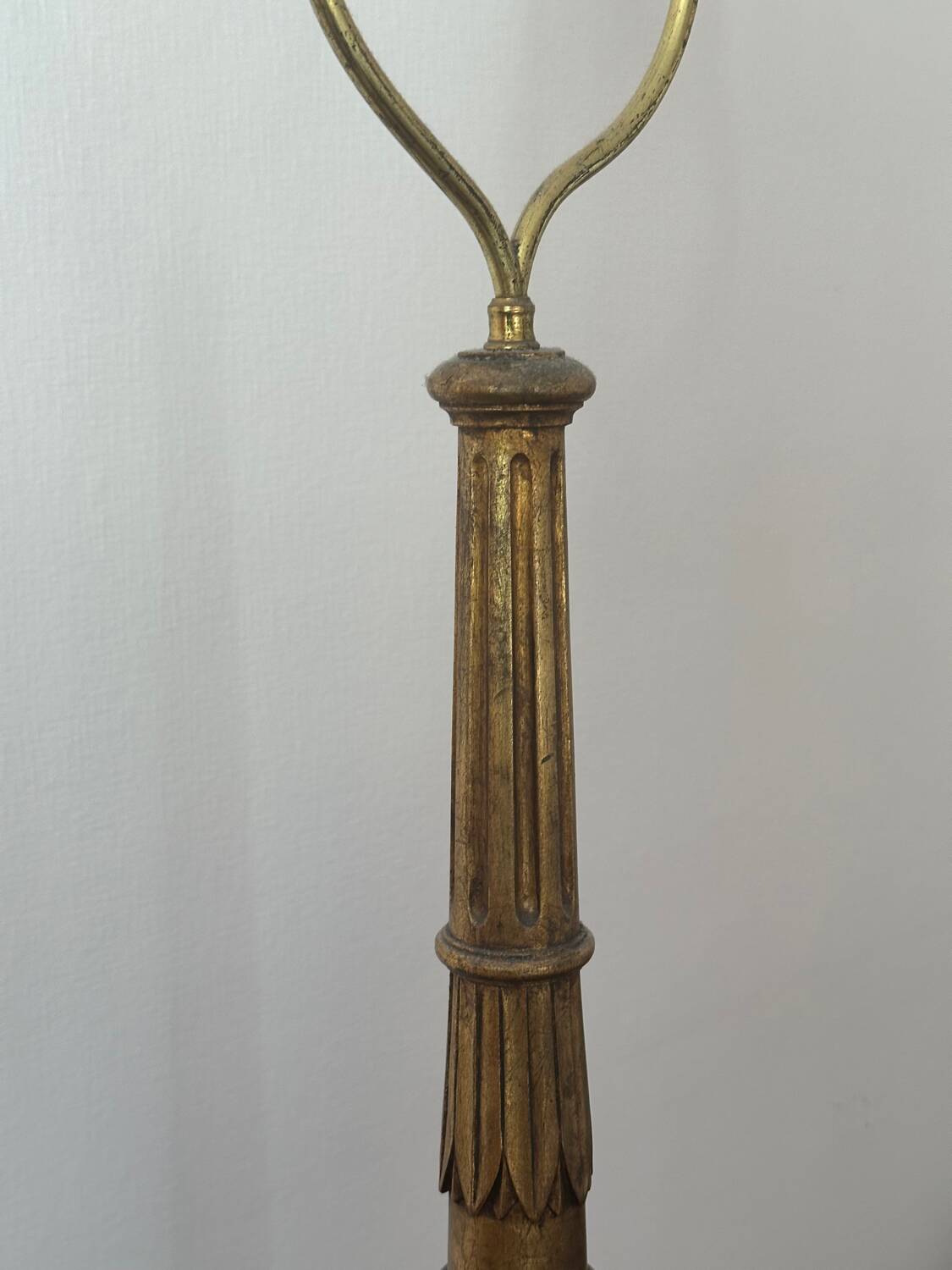 Lampadaire en bois doré Style Louis XVI