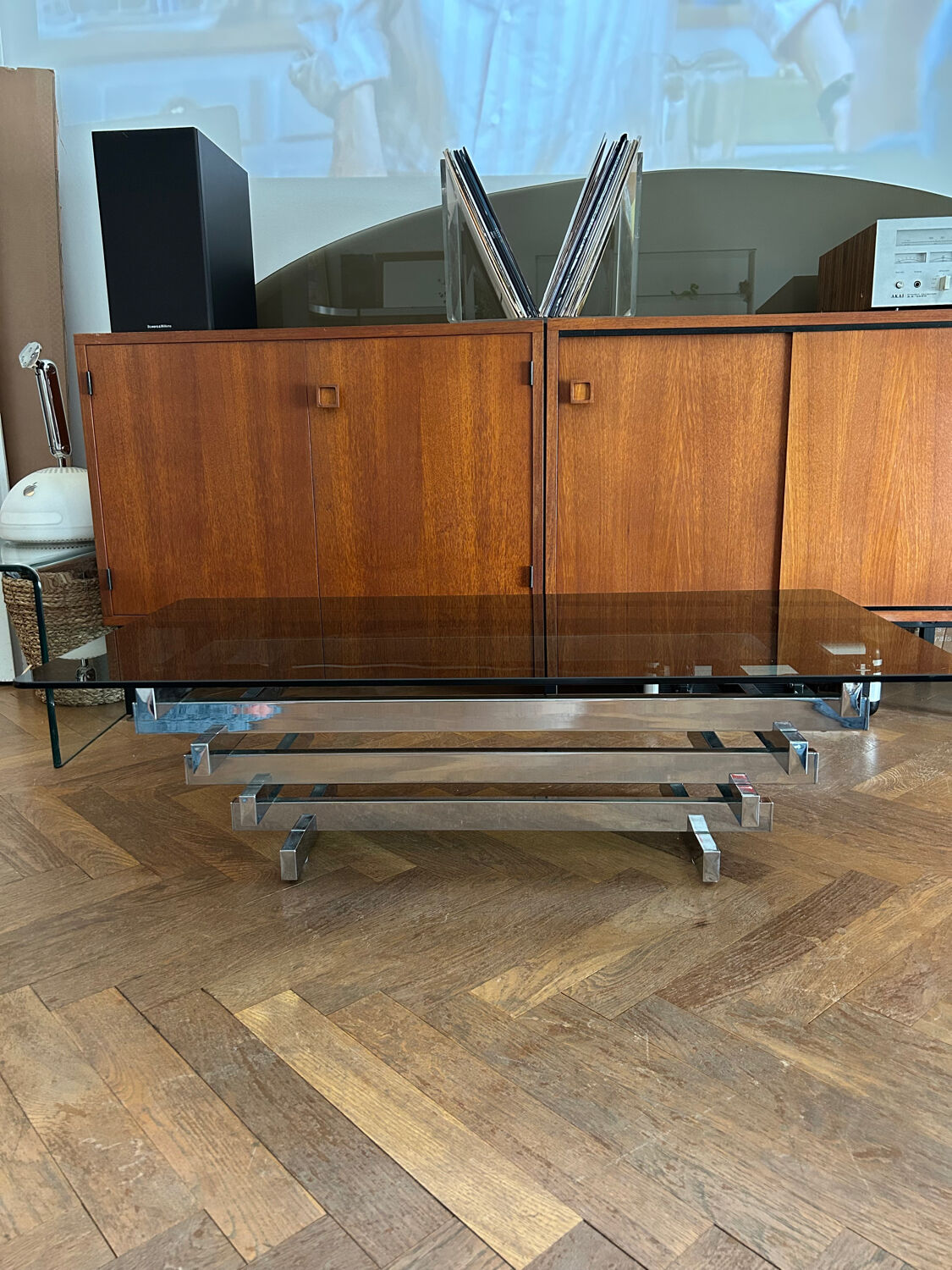 70s design coffee table in rectangular glass with chrome legs.