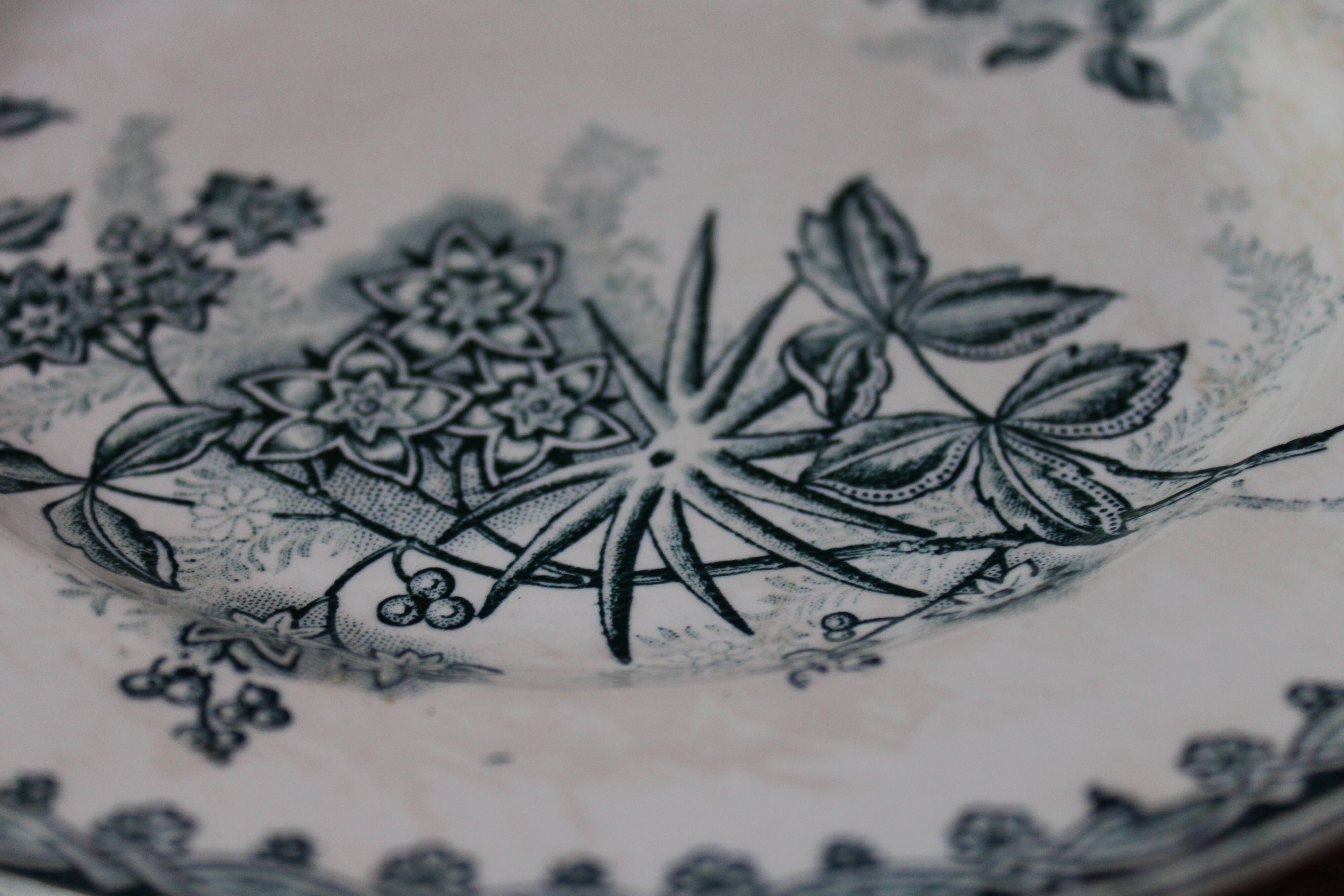 Set of 7 flat plates Sté Amandinoise St Amand, model Margot