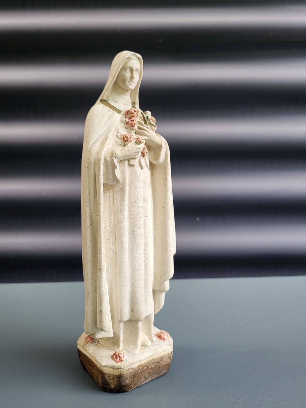 Statuette of Saint Thérèse of Lisieux | bouquet of roses and crucifix H 31 cm