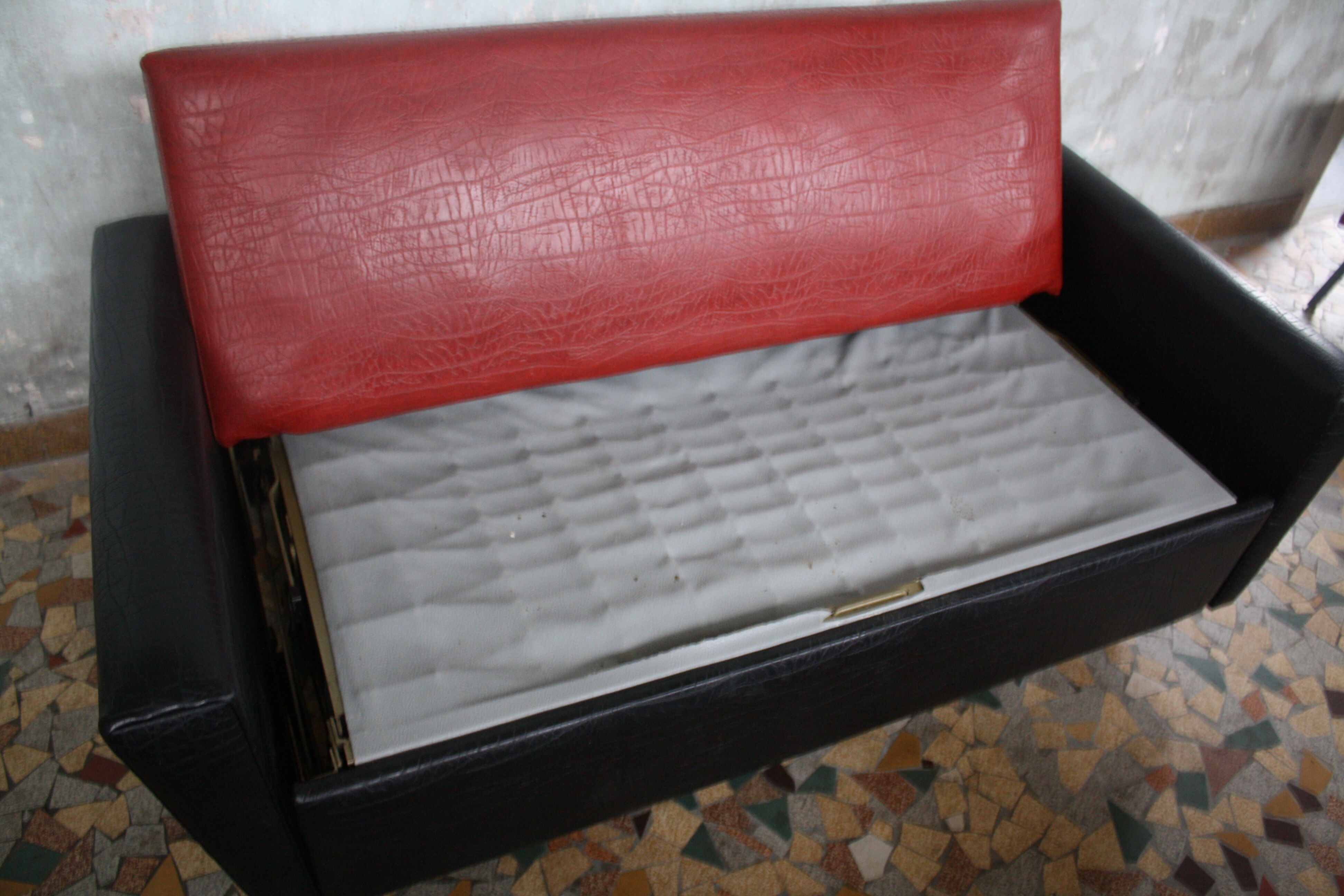 3-seater sofa and 2 rockabilly chairs in red and black skai