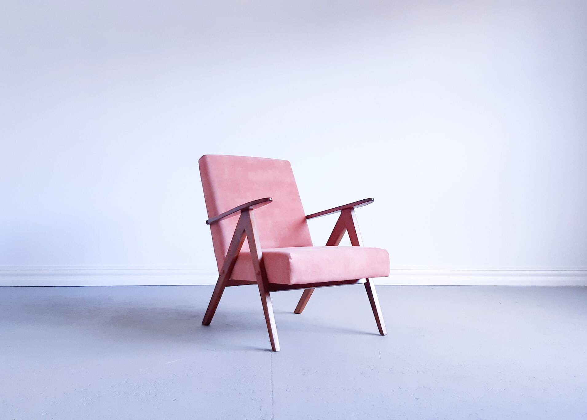 Mid Century Easy Chair Model B 310 Var in Coral Velvet