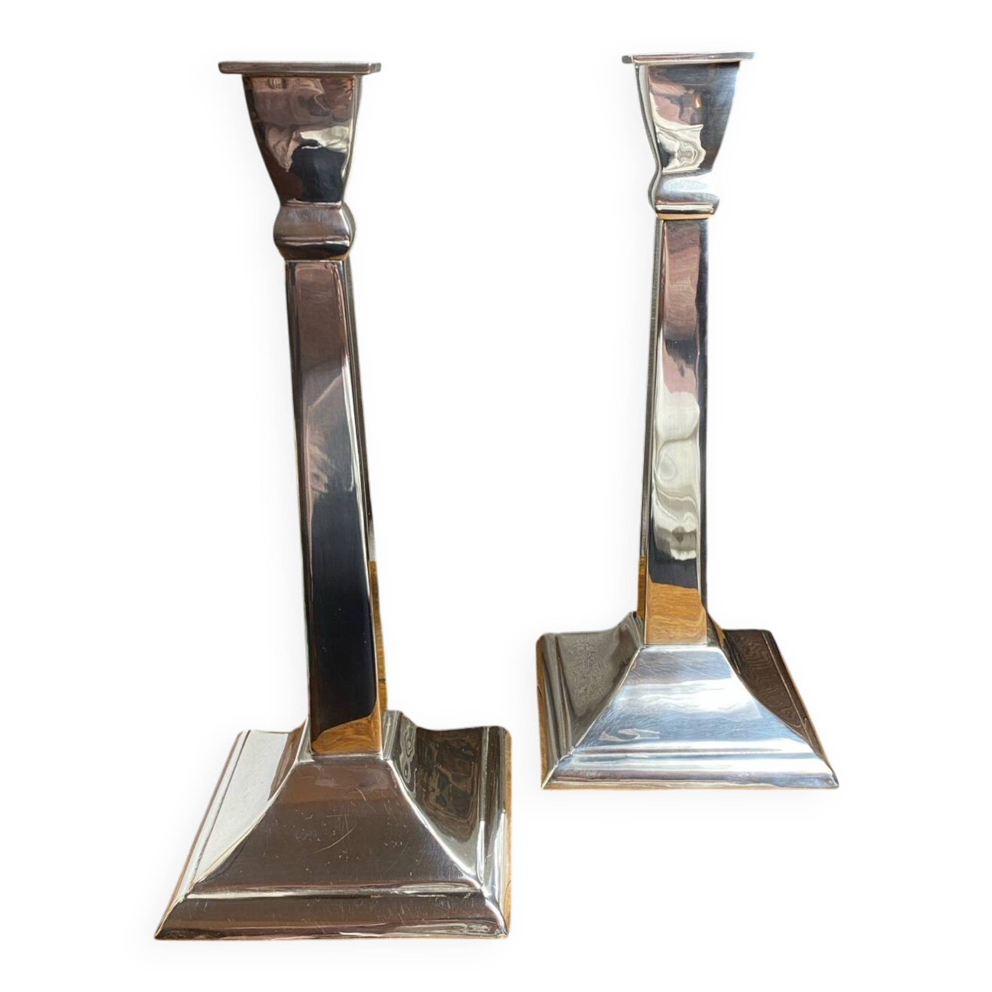Paire de grands bougeoirs design en aluminium