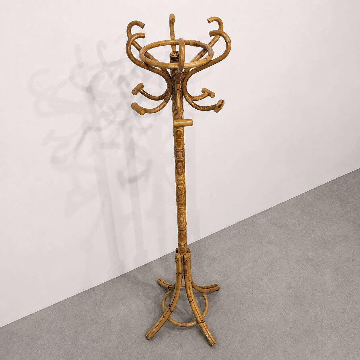 Vintage parrot coat rack in rattan and bamboo