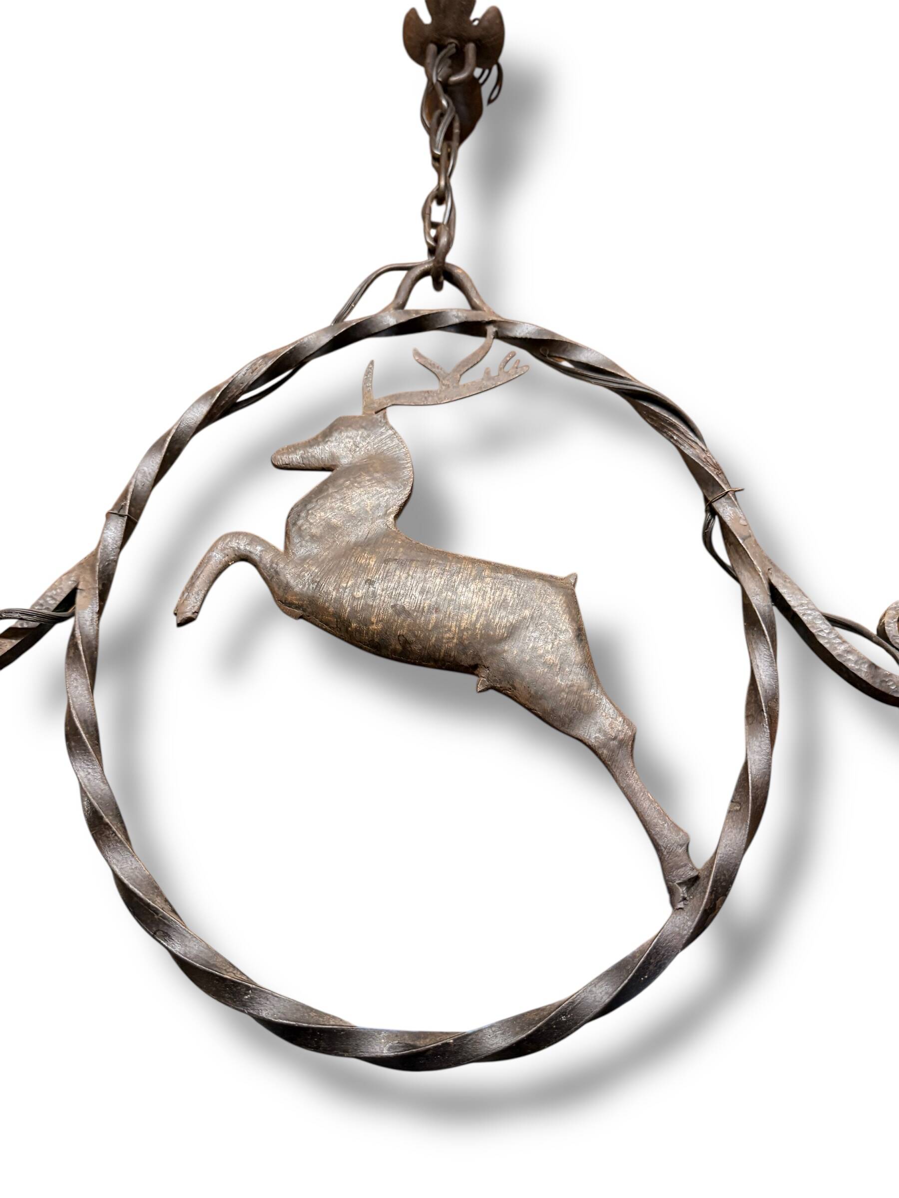 Lustre en fer forgé et verre à décor de cerf
