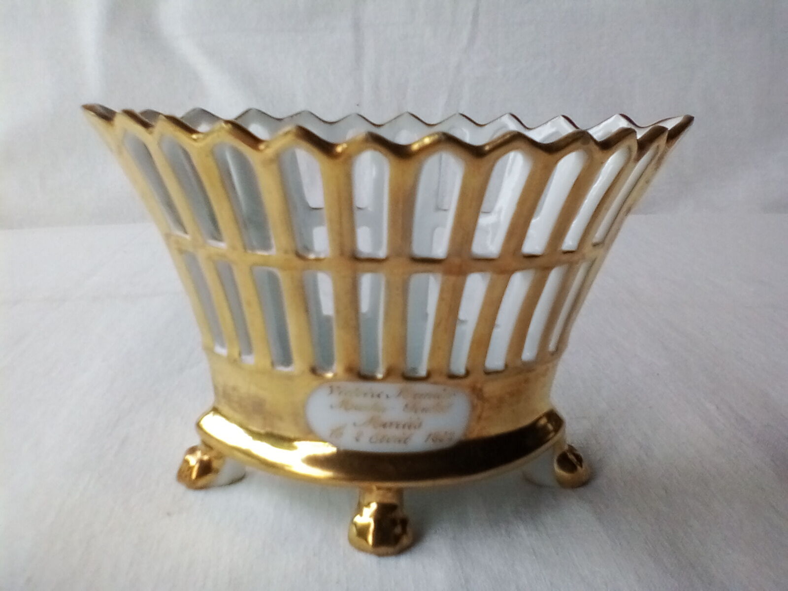 Vase de mariée style empire corbeille en faïence dorée 1868