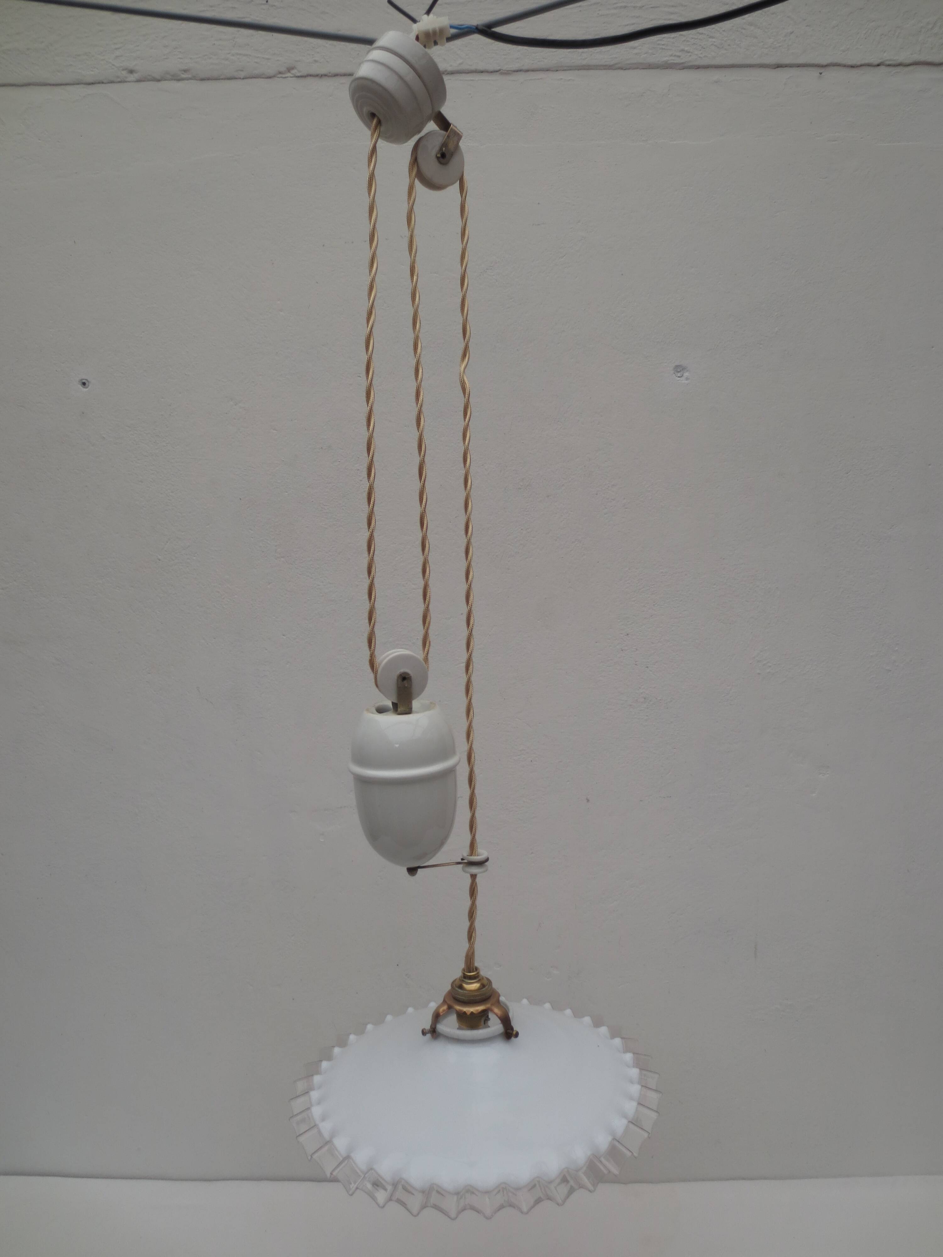 Old suspension, said rises and falls with serrated white opaline
