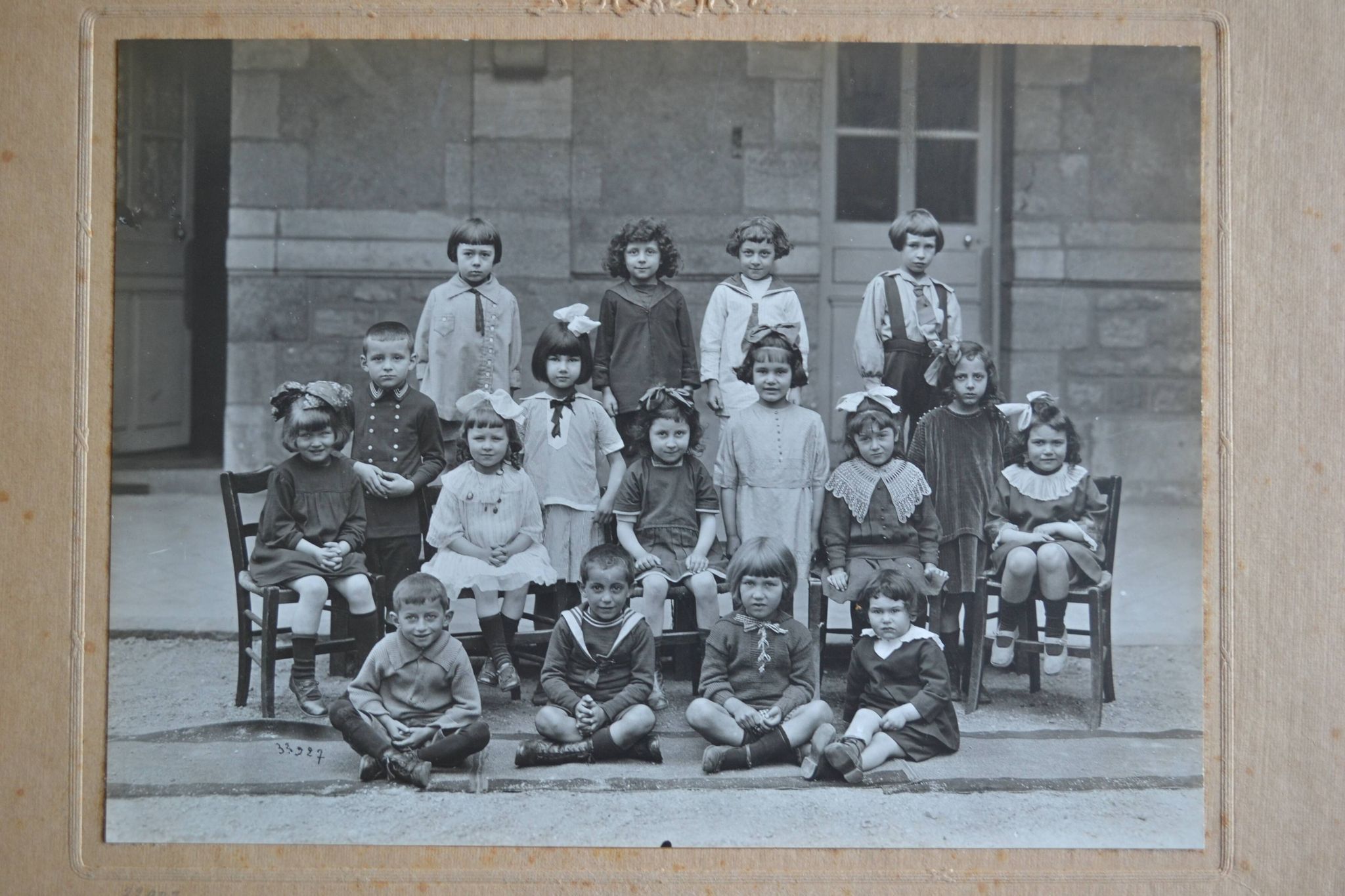 Old photo of class of girls' high school Moulin 1920