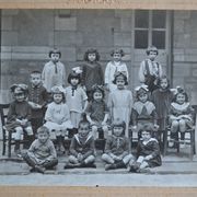 Old photo of class of girls' high school Moulin 1920