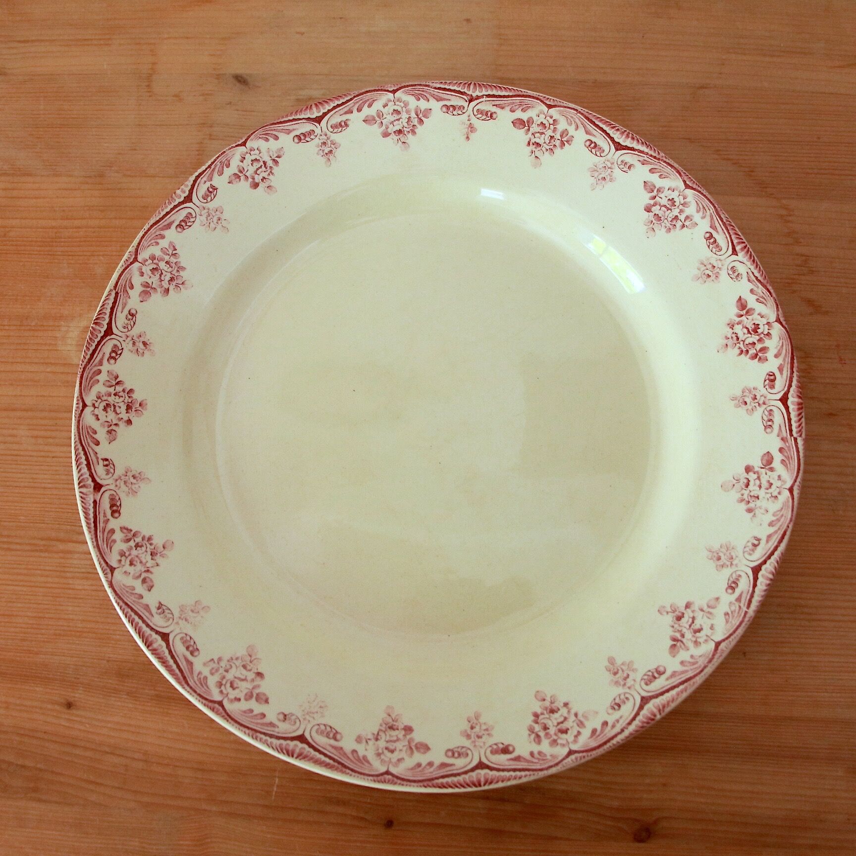Pair of plates red motif Boulenger