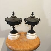 Garnitures de cheminée en bronze avec pied en marbre représentant des feuilles de vignes