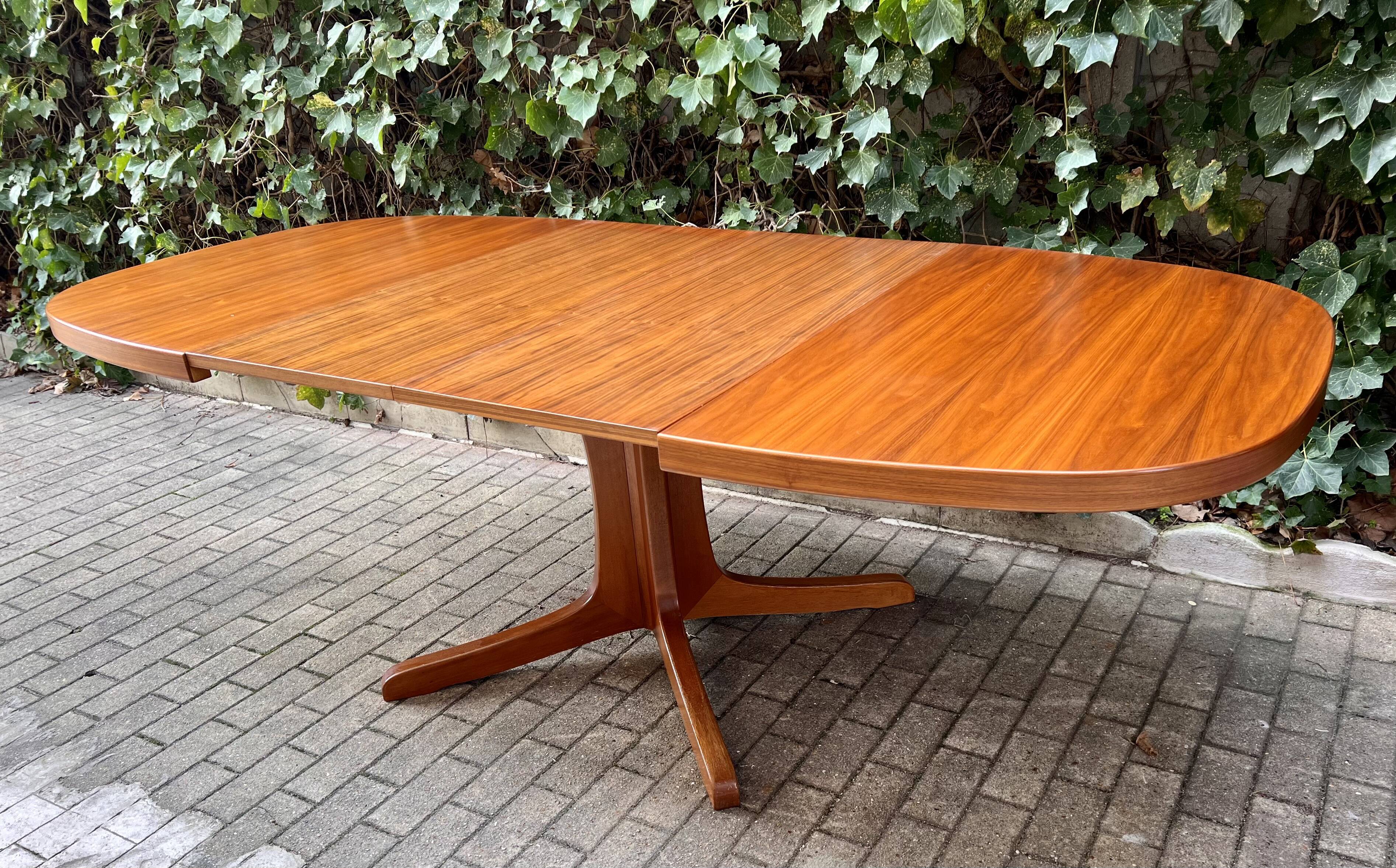 Table en teck extensible à deux rallonges