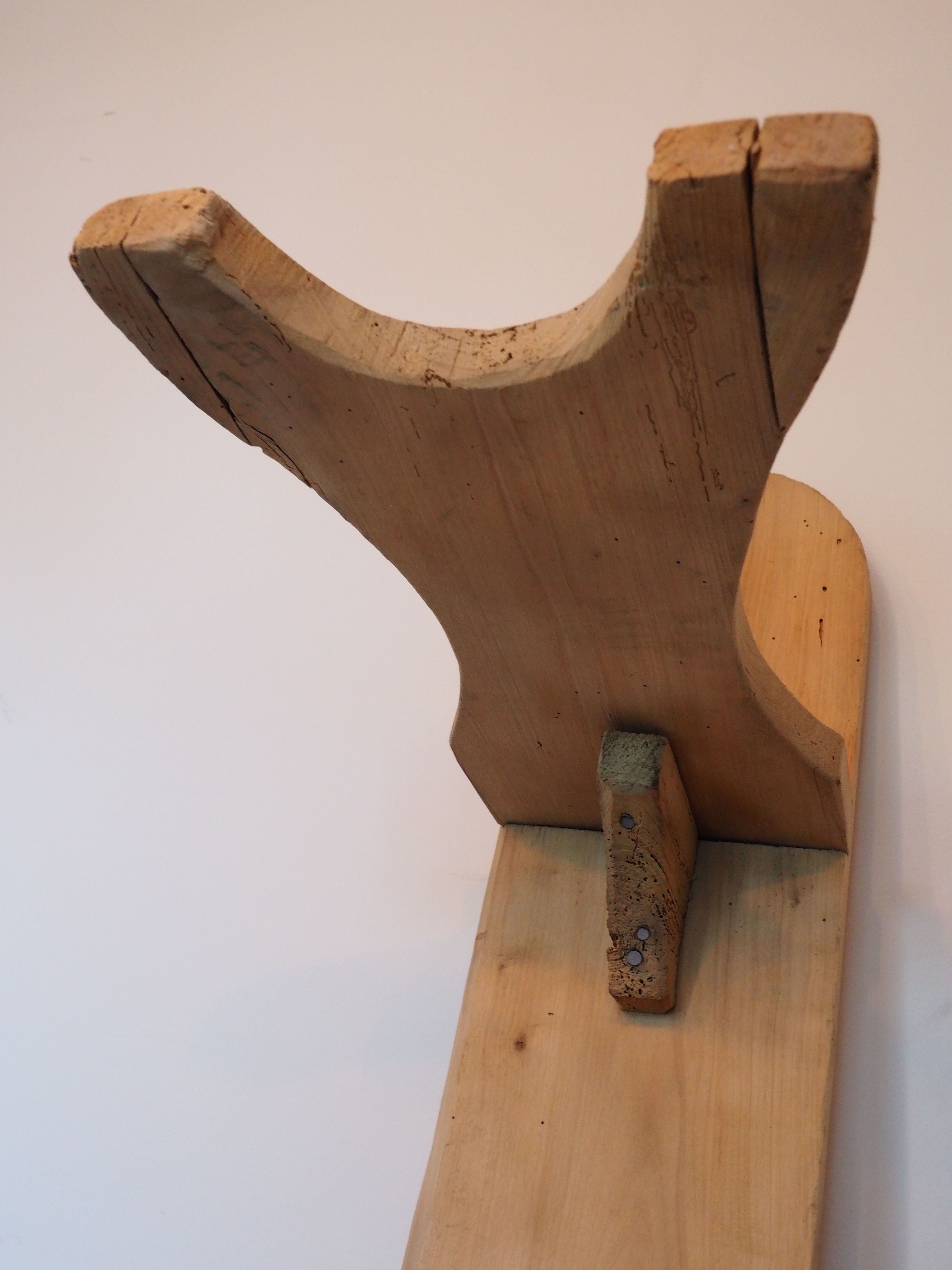 Une paire de bancs de ferme