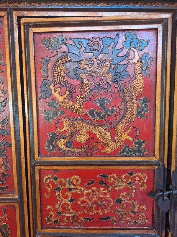 Meuble asiatique traditionnel rouge
