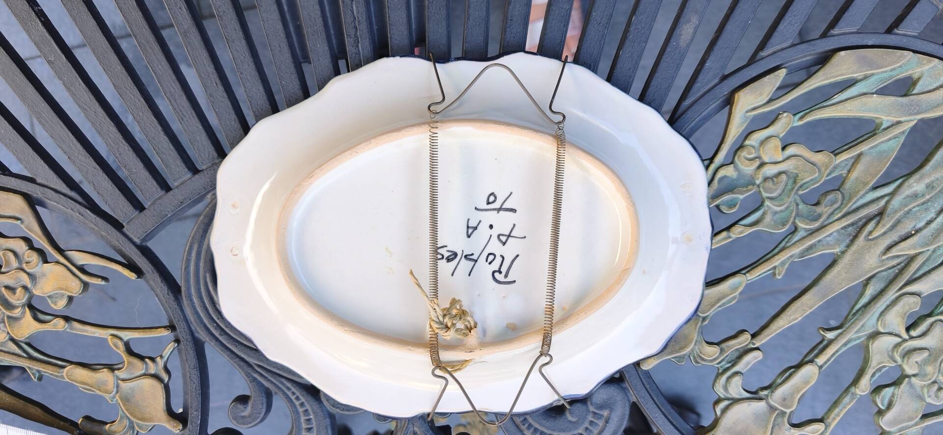 Oval dish in Spanish majolica – El Puente del Arzobispo –