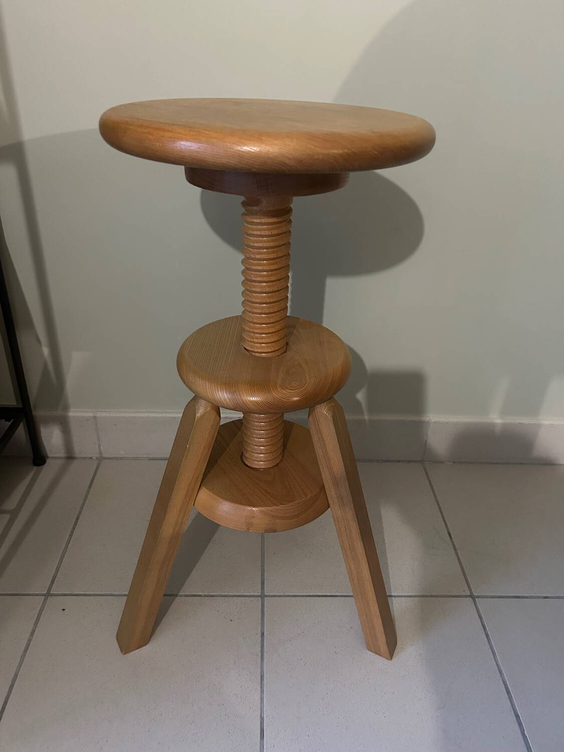 Adjustable screw tripod stool