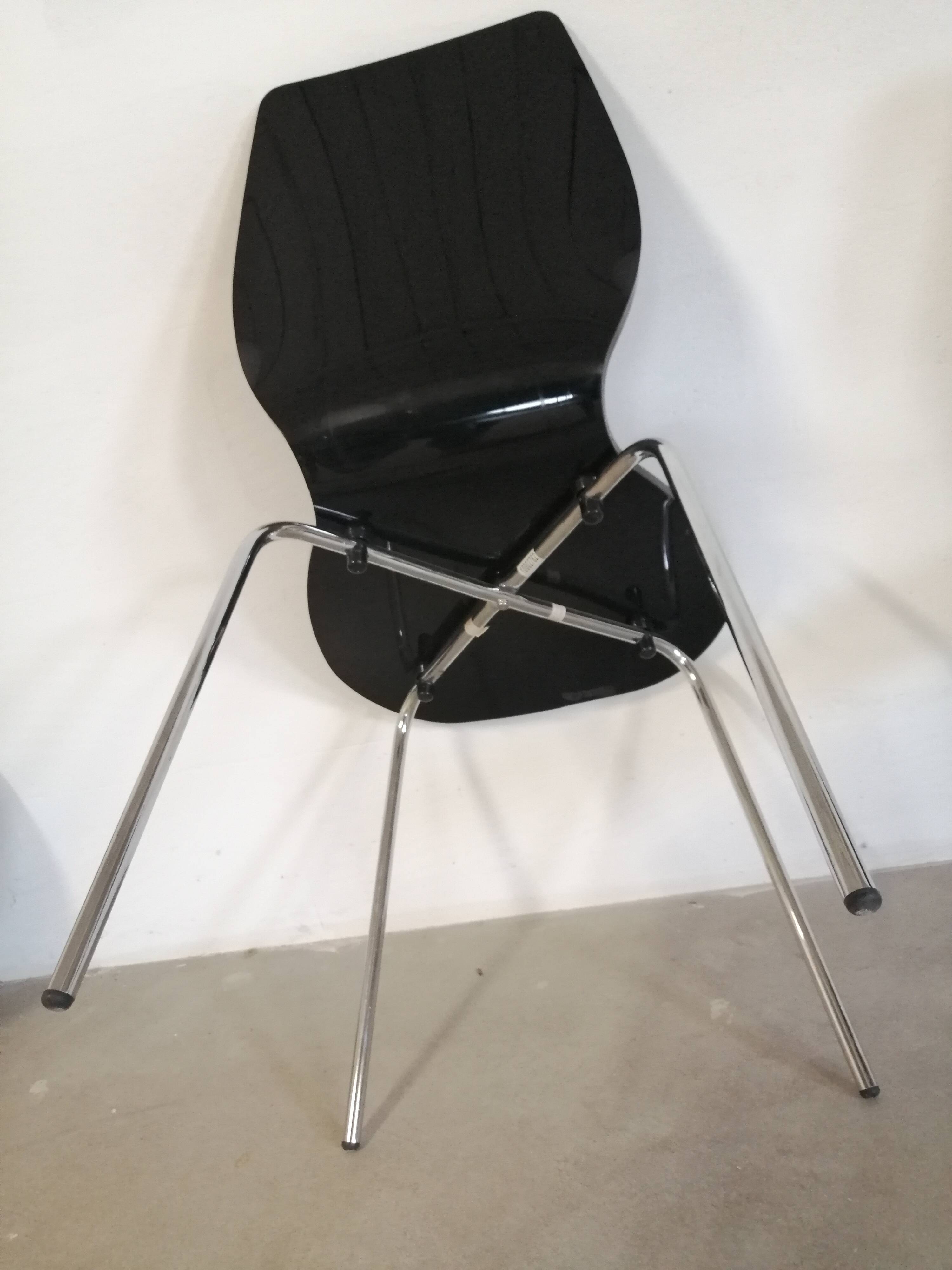 Paire de chaises en plexiglas fumé