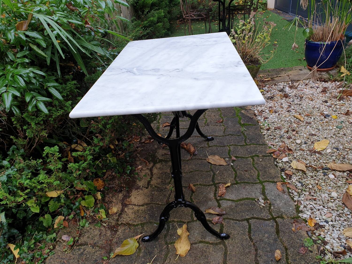 Table bistrot en marbre de carrare et fonte
