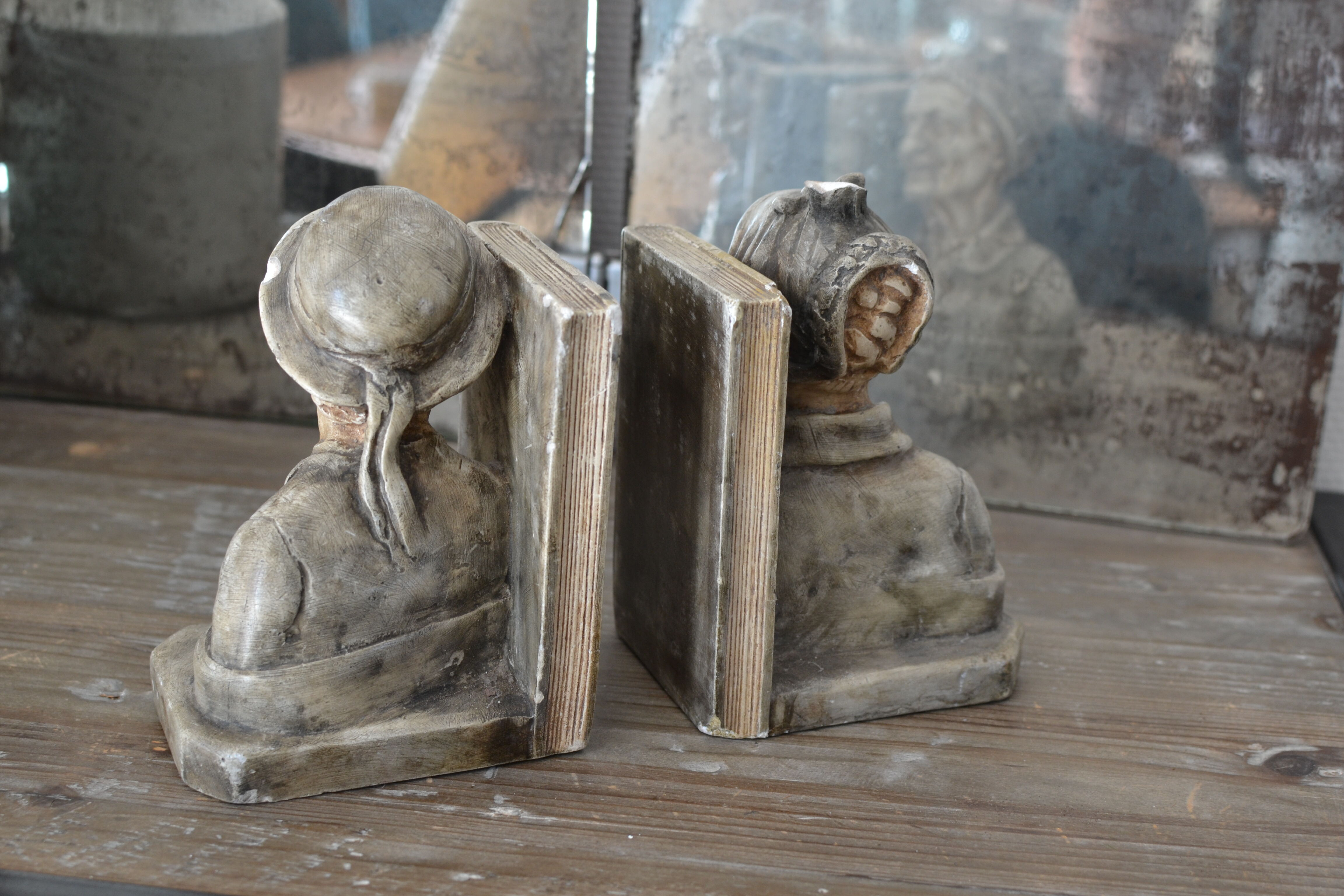 Book-clamps couple of realistic old men in plaster