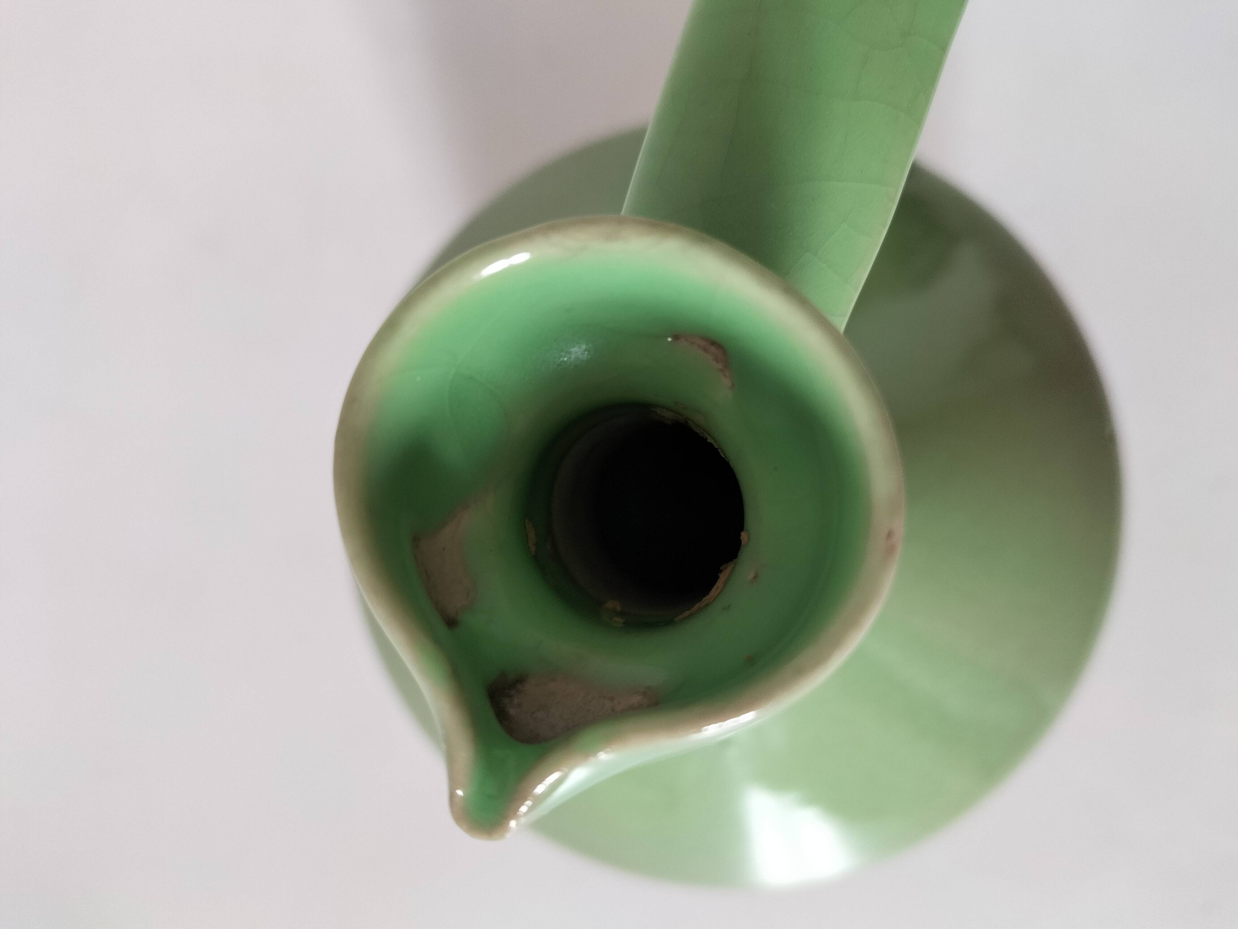 Cruche en terre vernissée verte artisanale vintage