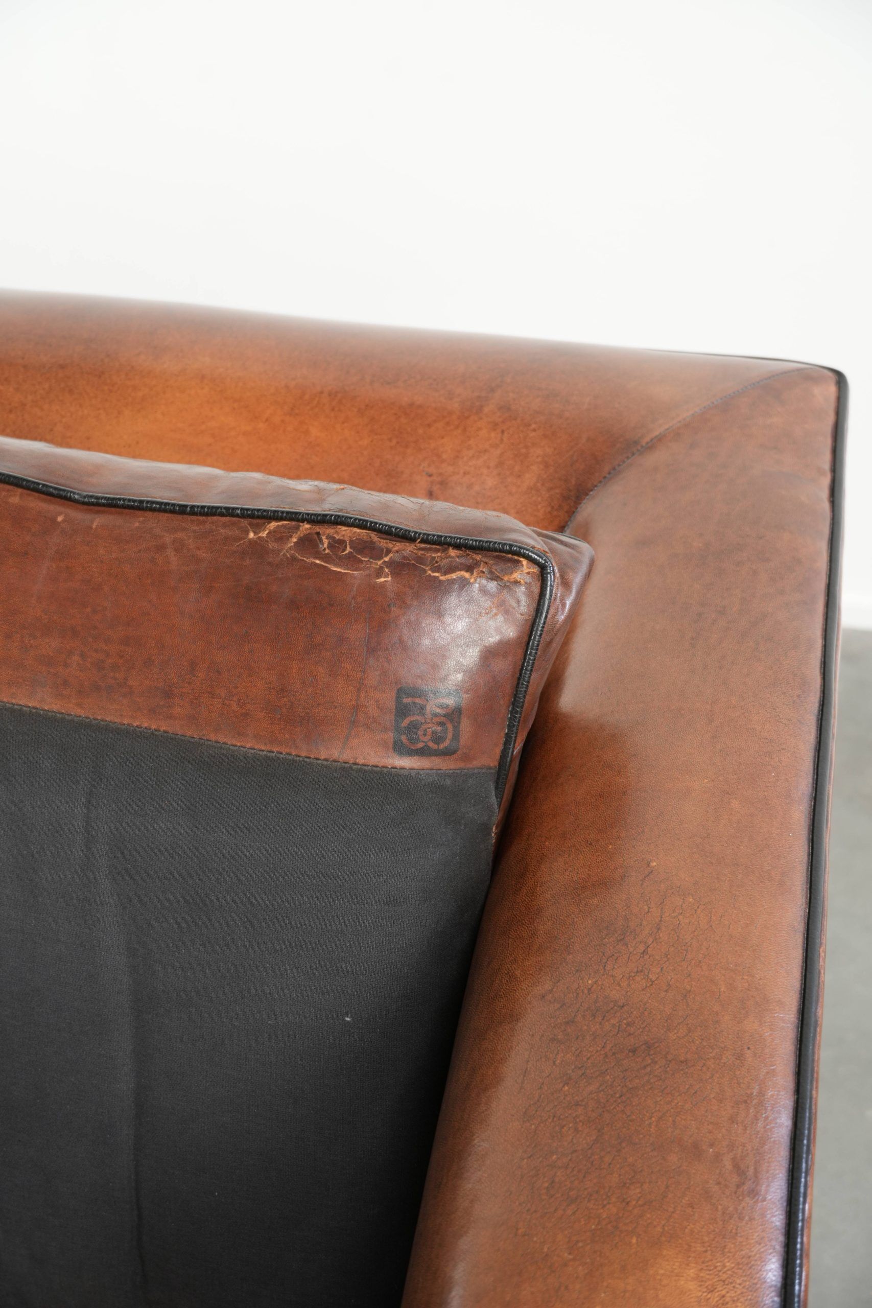Ensemble de deux fauteuils en peau de mouton au design Art Déco avec passepoil noir.