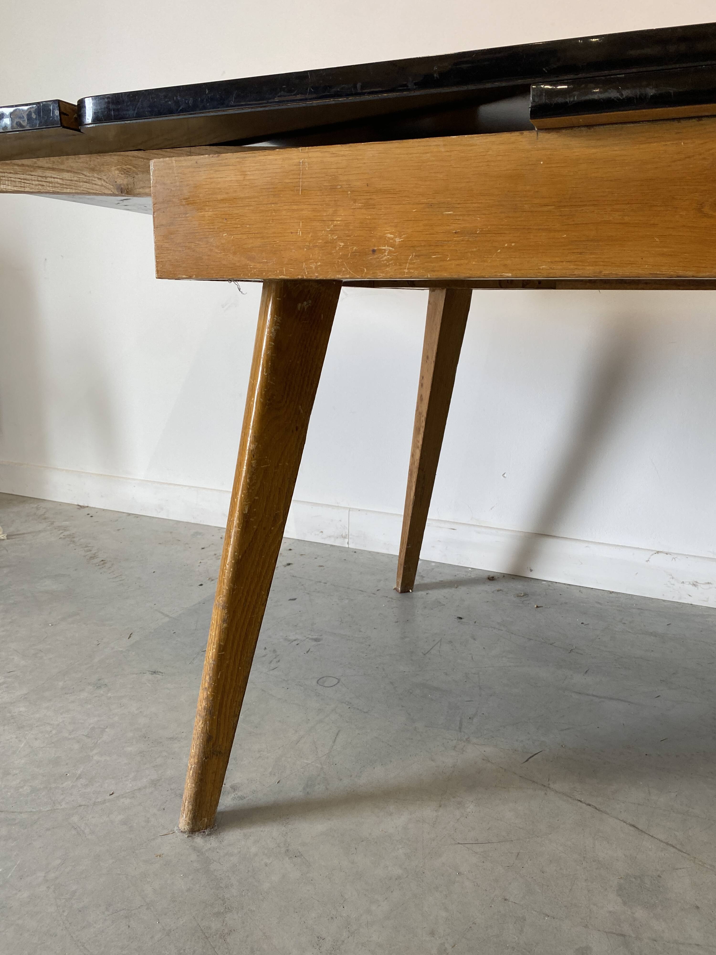 Table à rallonges en Formica et pieds bois